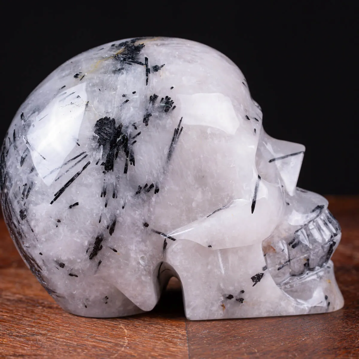 Teschio in Quarzo con Inclusioni di Tormalina Nera – Scultura Artistica Unica e Mistica.