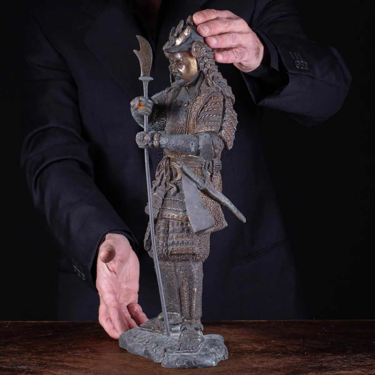 Guerriero Samurai: Statua in Bronzo Era Meiji.