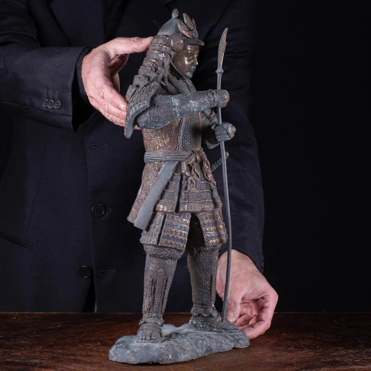 Guerriero Samurai: Statua in Bronzo Era Meiji.