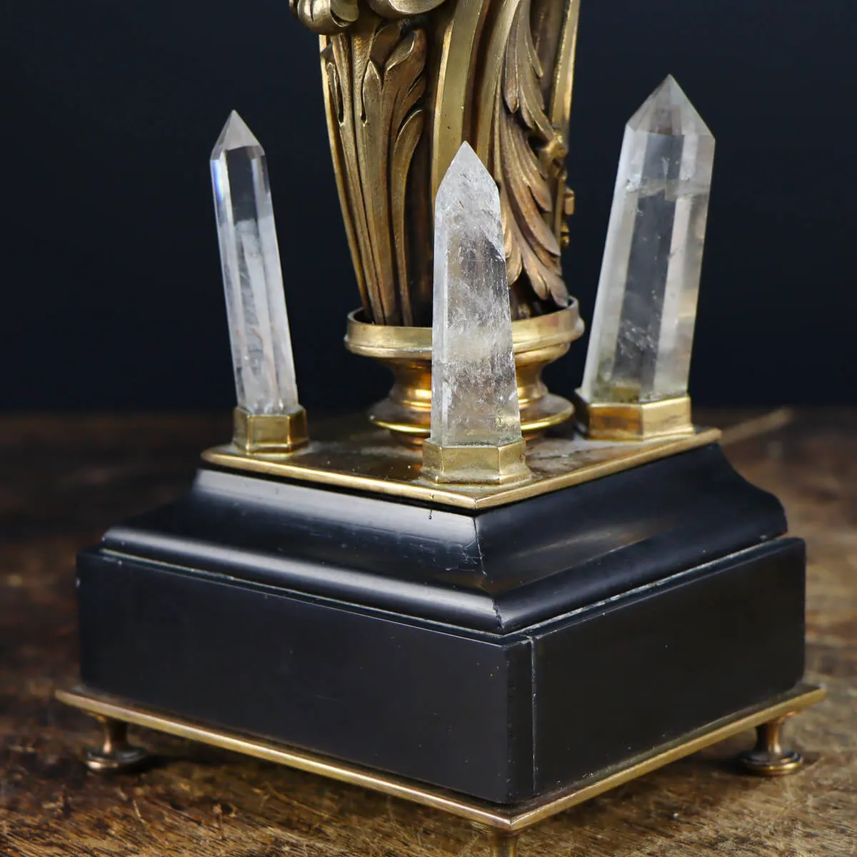 Scultura donna con punte e vasca di Quarzo
