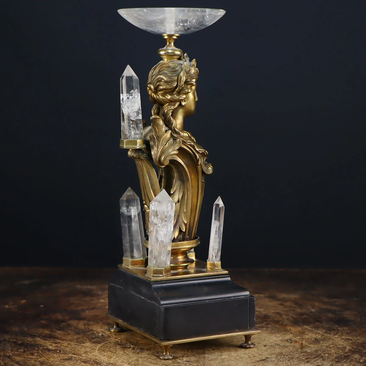 Scultura donna con punte e vasca di Quarzo