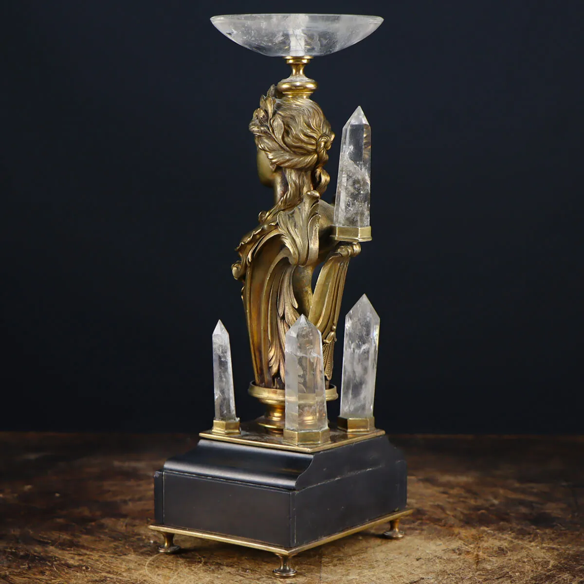 Scultura donna con punte e vasca di Quarzo