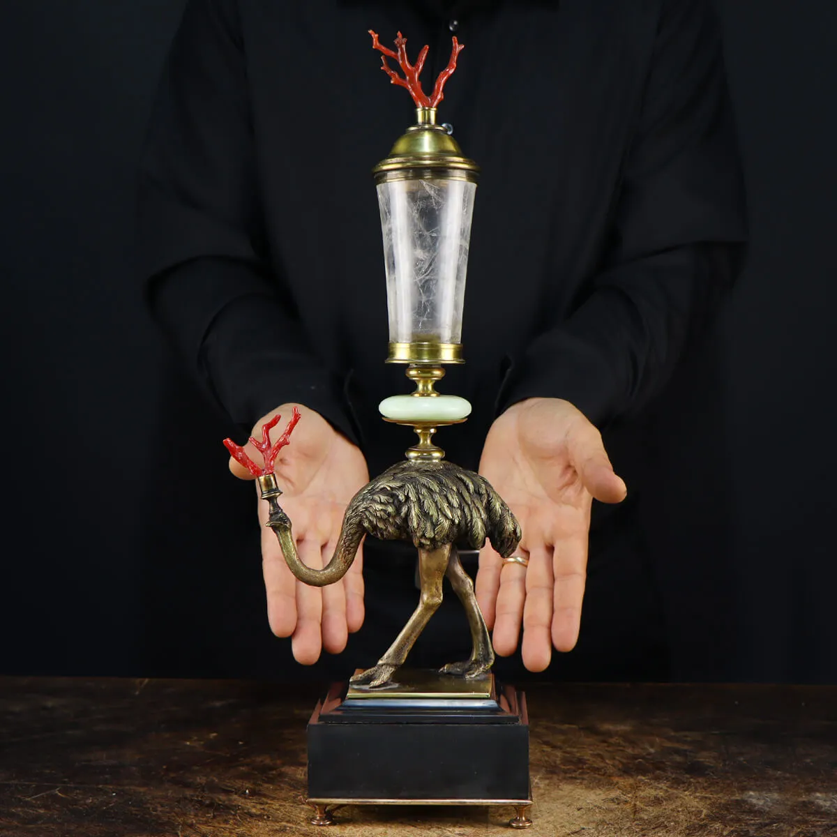 Scultura di struzzo con coppa in quarzo e corallo
