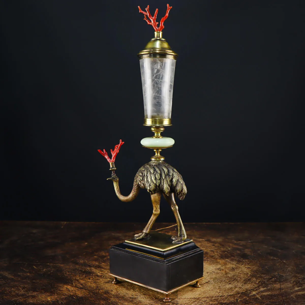Scultura di struzzo con coppa in quarzo e corallo