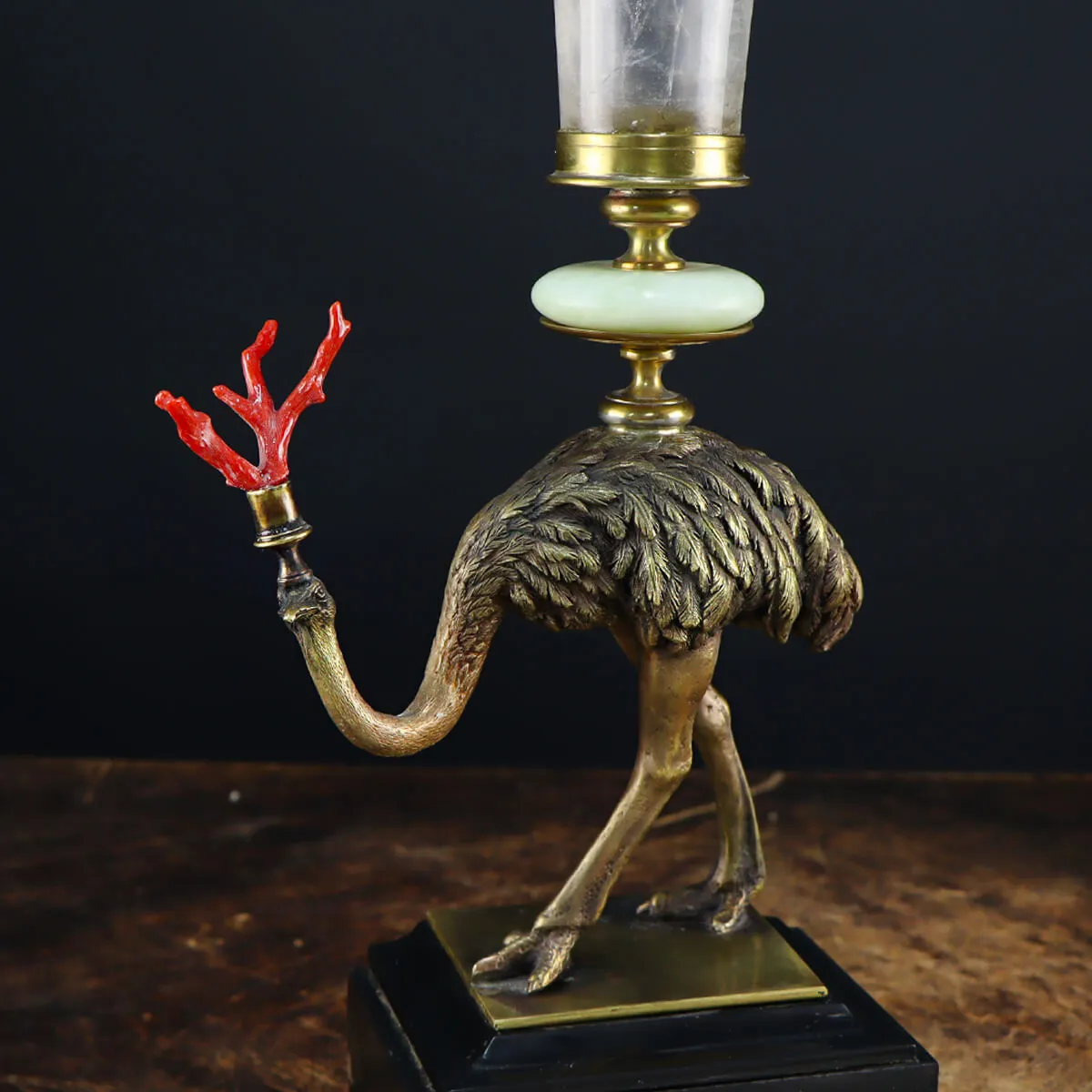 Scultura di struzzo con coppa in quarzo e corallo
