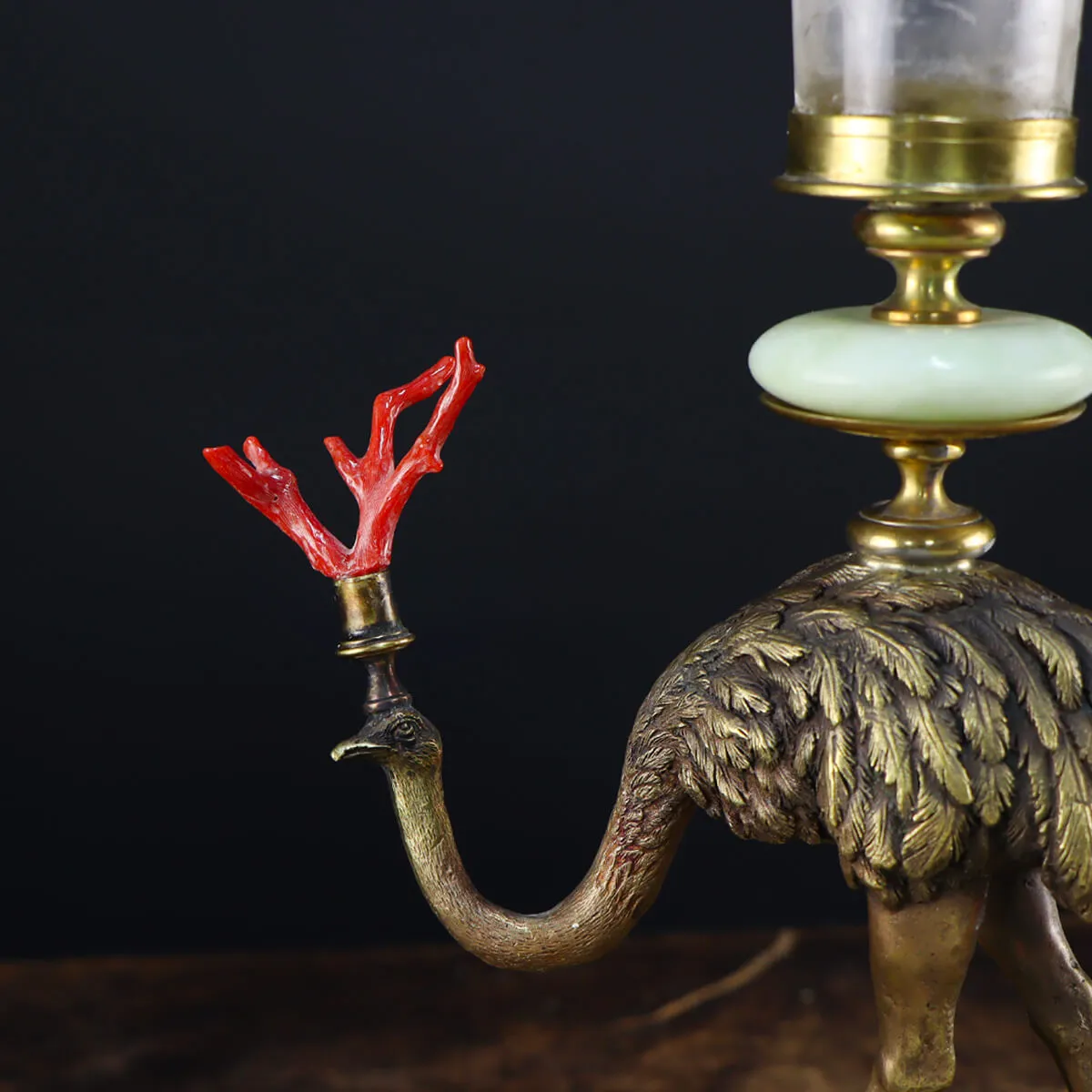 Scultura di struzzo con coppa in quarzo e corallo