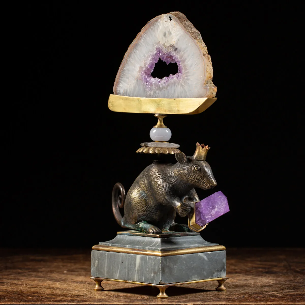 Scultura roditore con cristallo e geode di Ametista