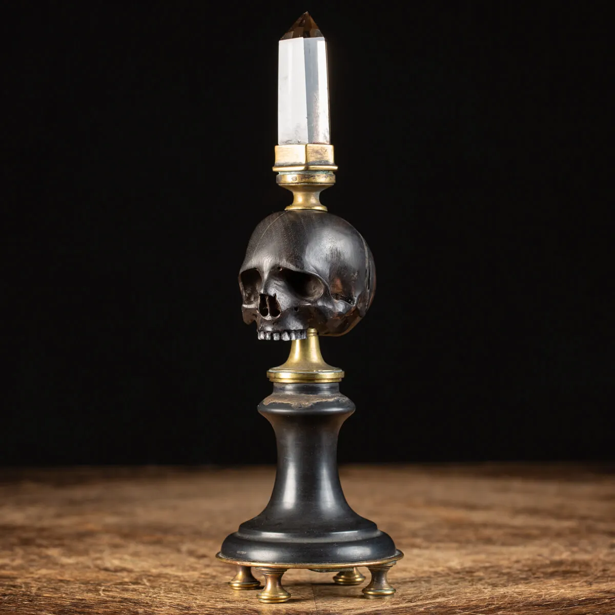 Scultura con teschio e punta di quarzo