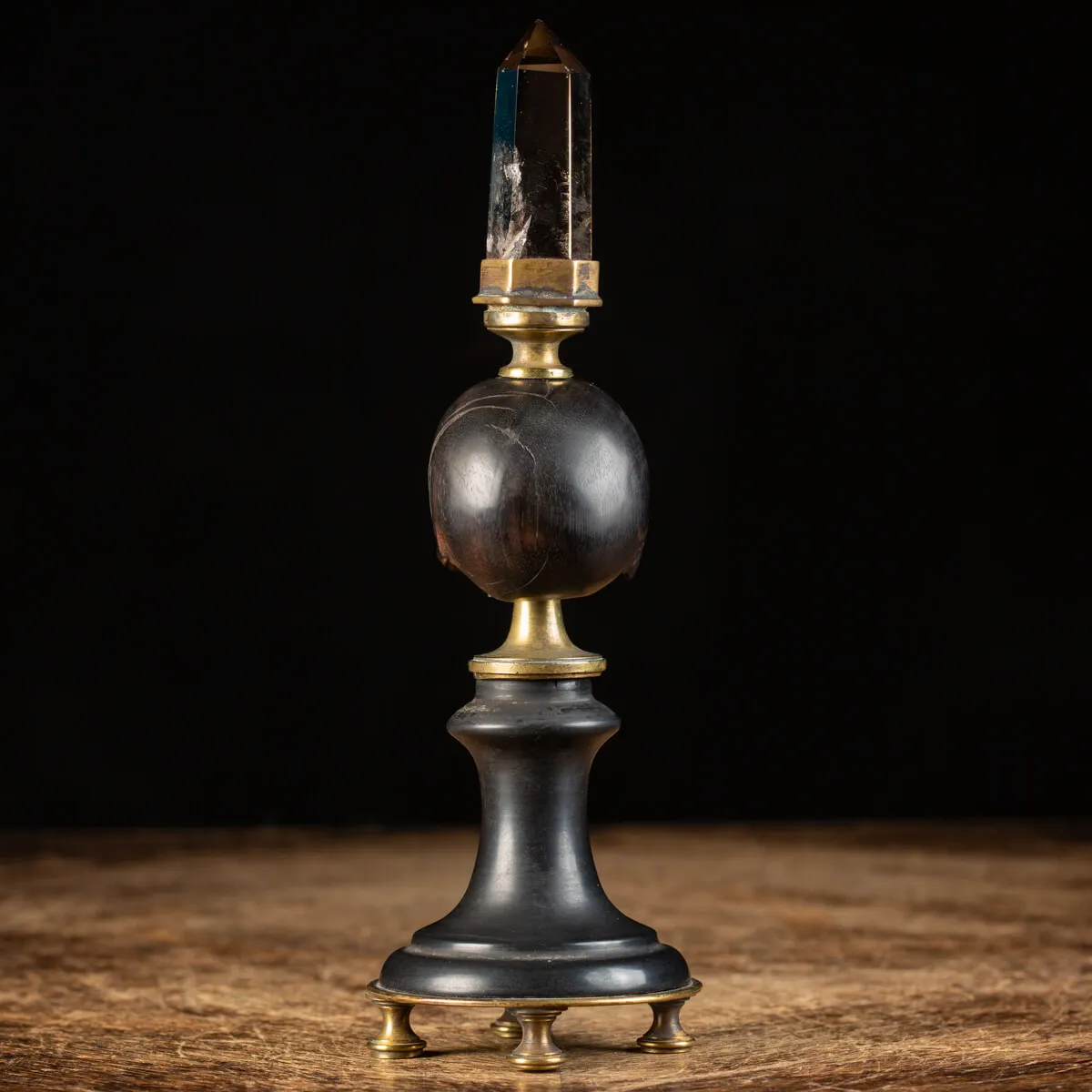 Scultura con teschio e punta di quarzo