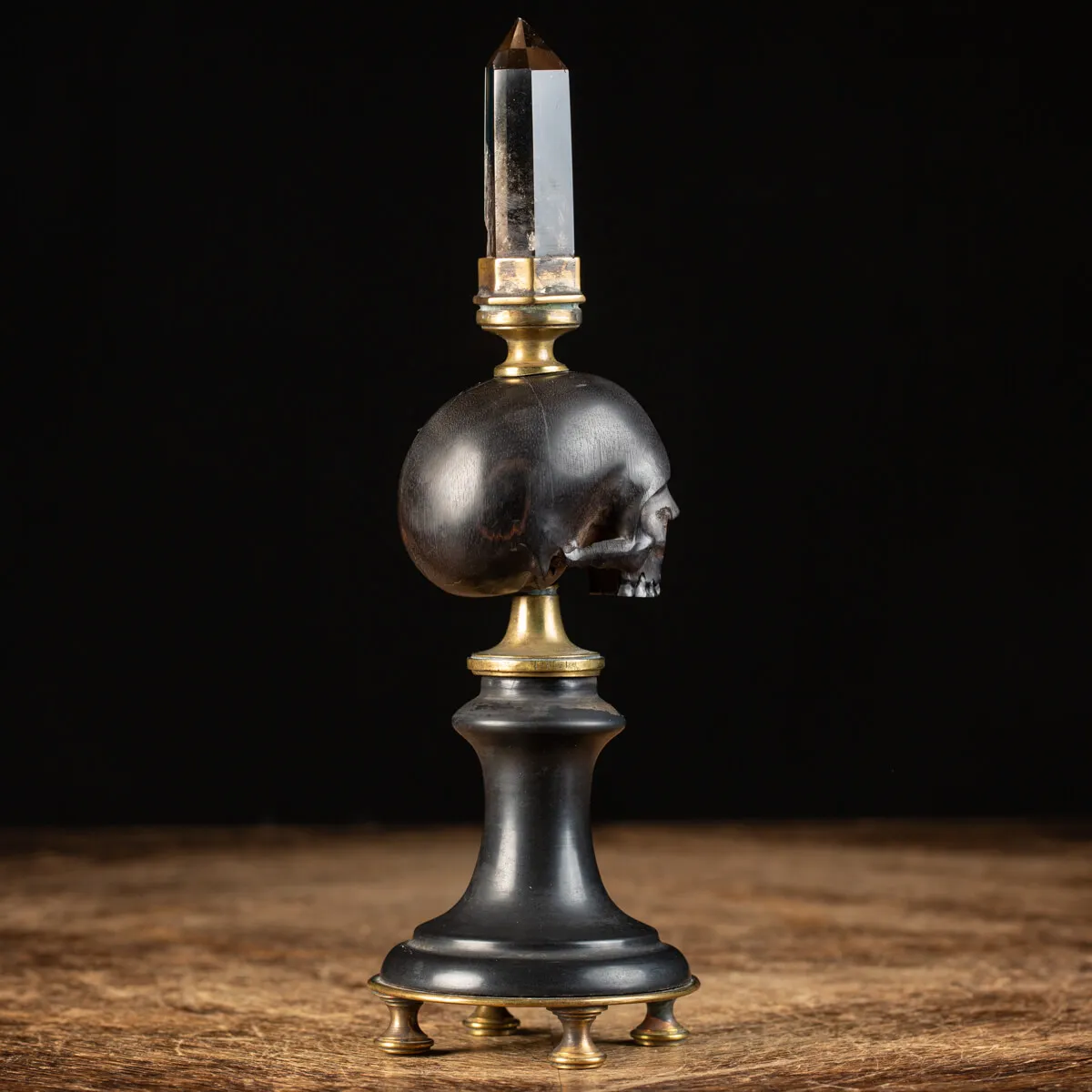 Scultura con teschio e punta di quarzo