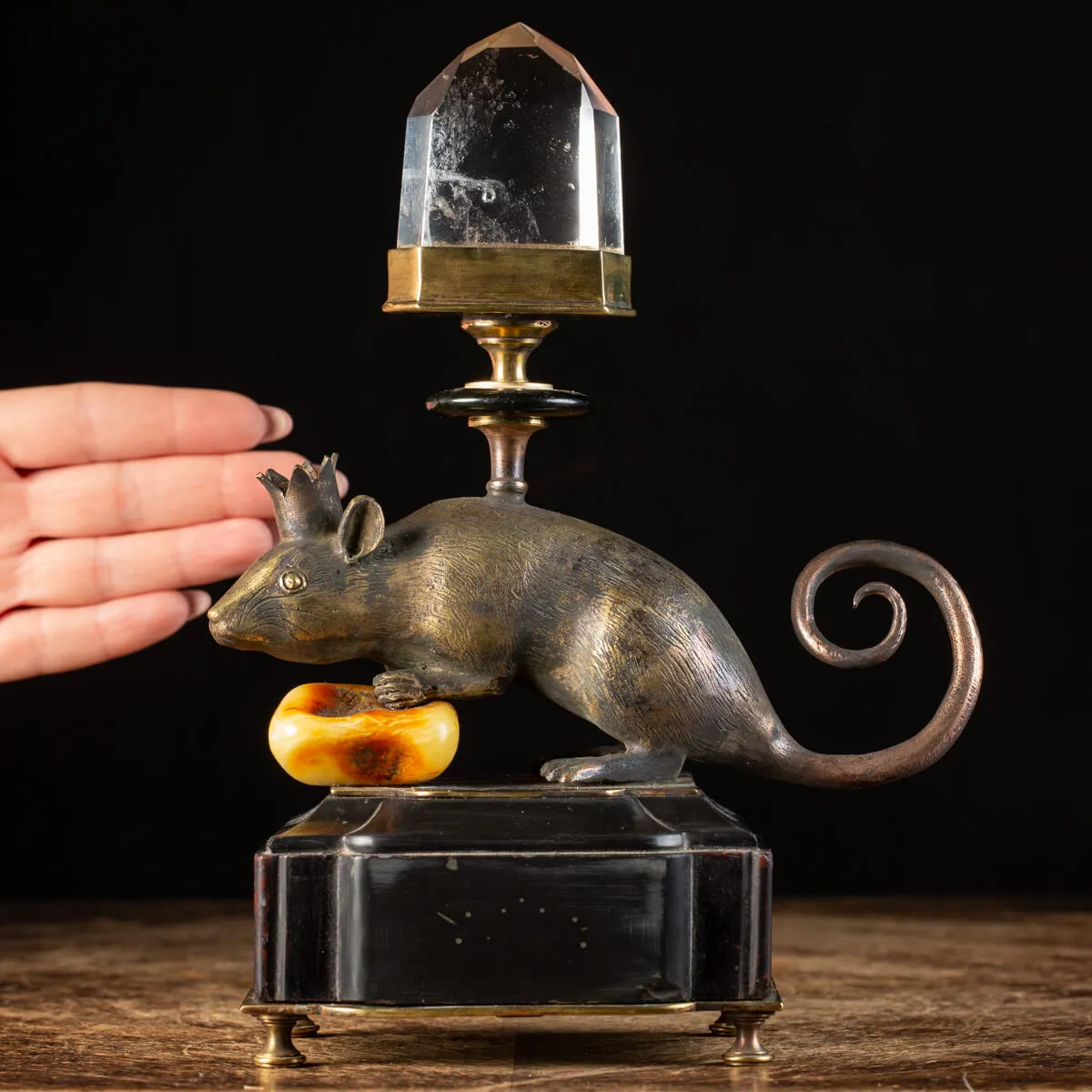 Scultura roditore con Quarzo e Ambra