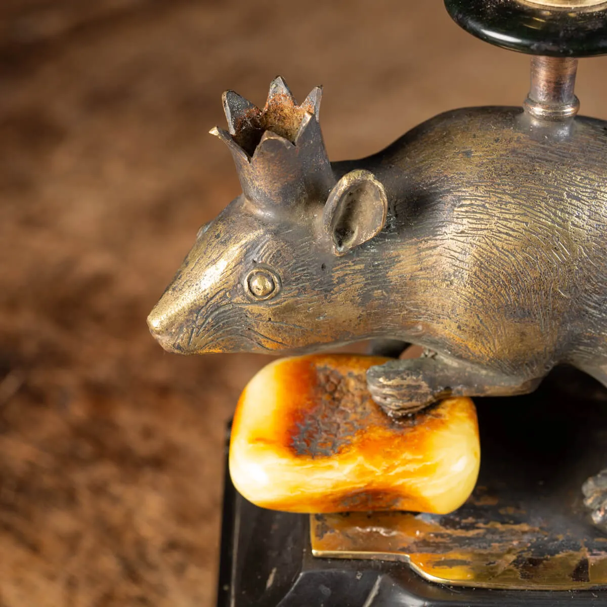 Scultura roditore con Quarzo e Ambra