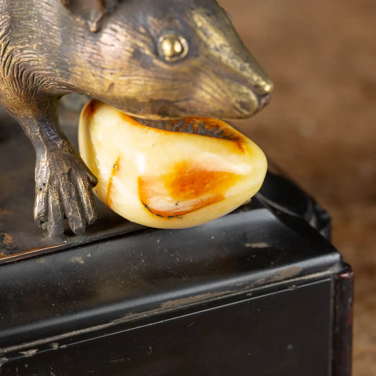 Scultura roditore con Quarzo e Ambra
