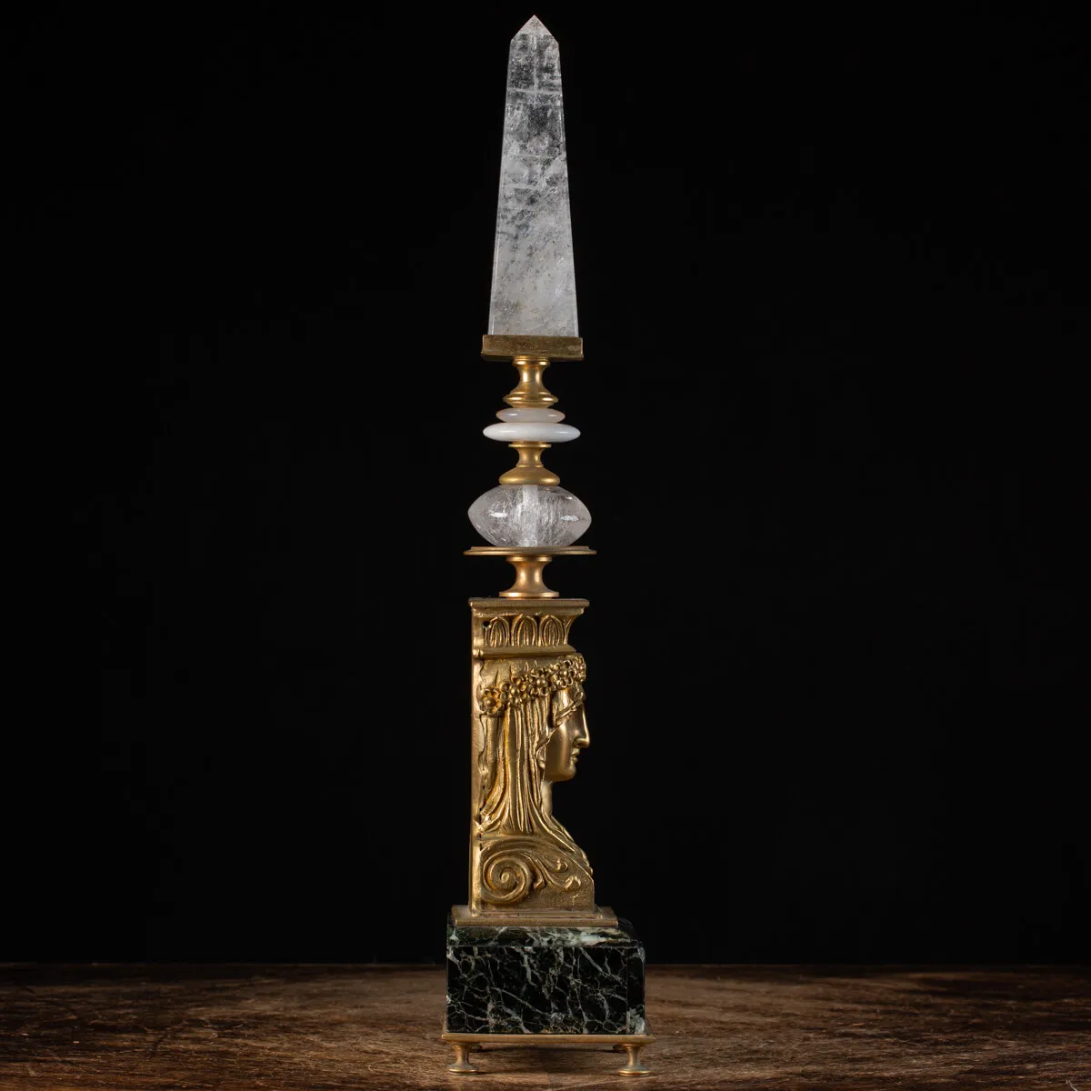 Scultura Clori con obelisco in Quarzo