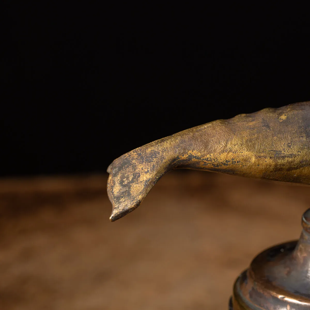 Scultura di balena con gorgonia