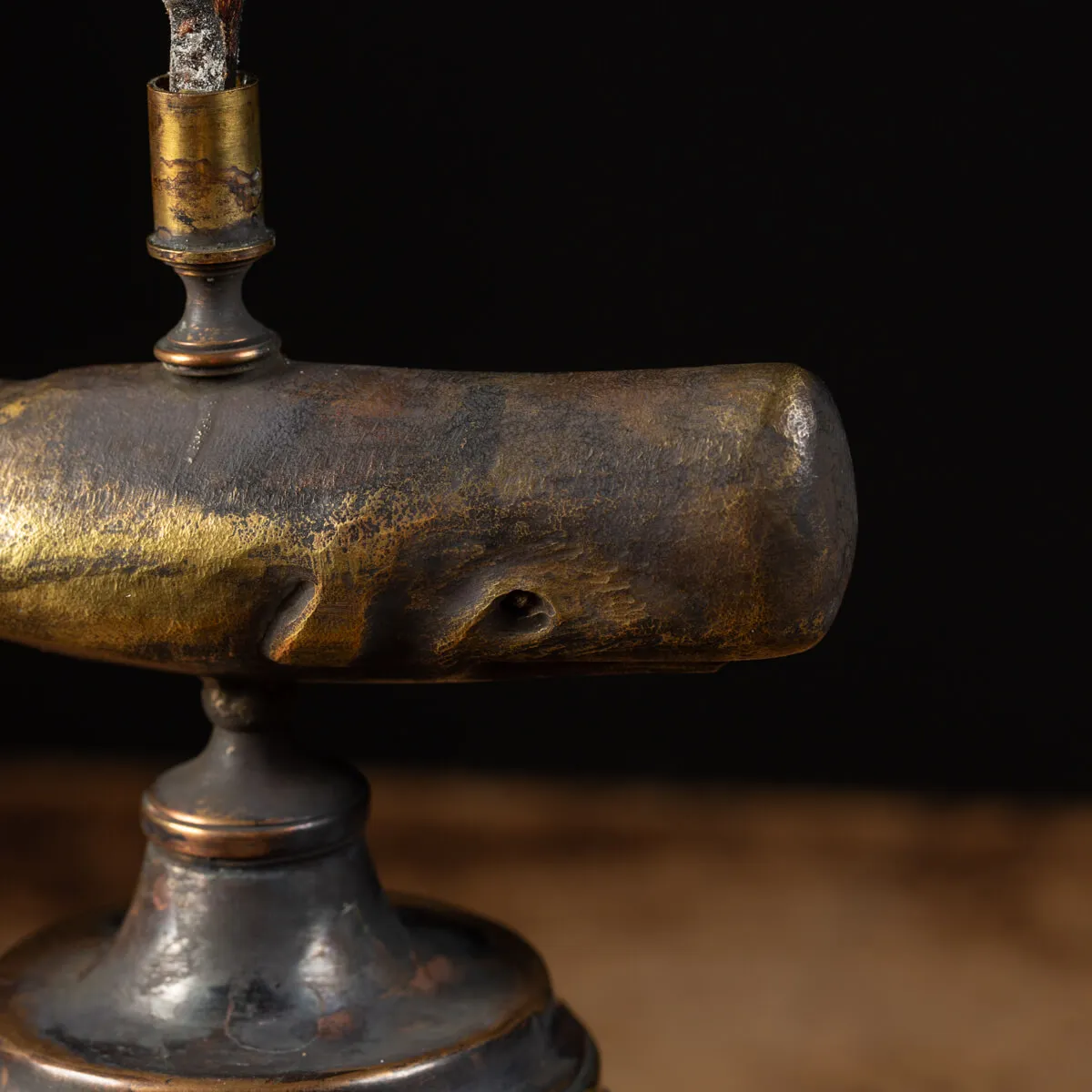 Scultura di balena con gorgonia