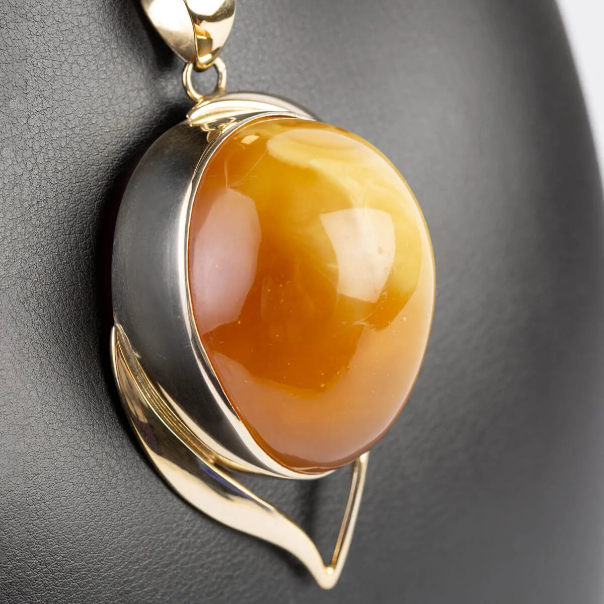 Esclusivo gioiello in argento con grande cabouchon di ambra baltica Butterscotch.