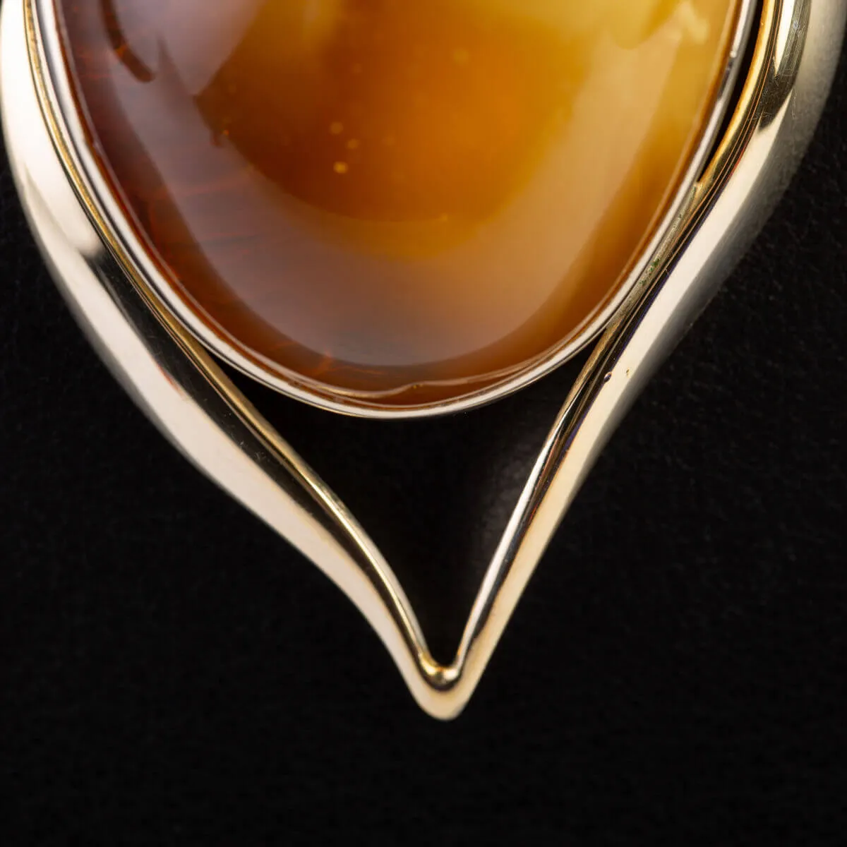 Esclusivo gioiello in argento con grande cabouchon di ambra baltica Butterscotch.