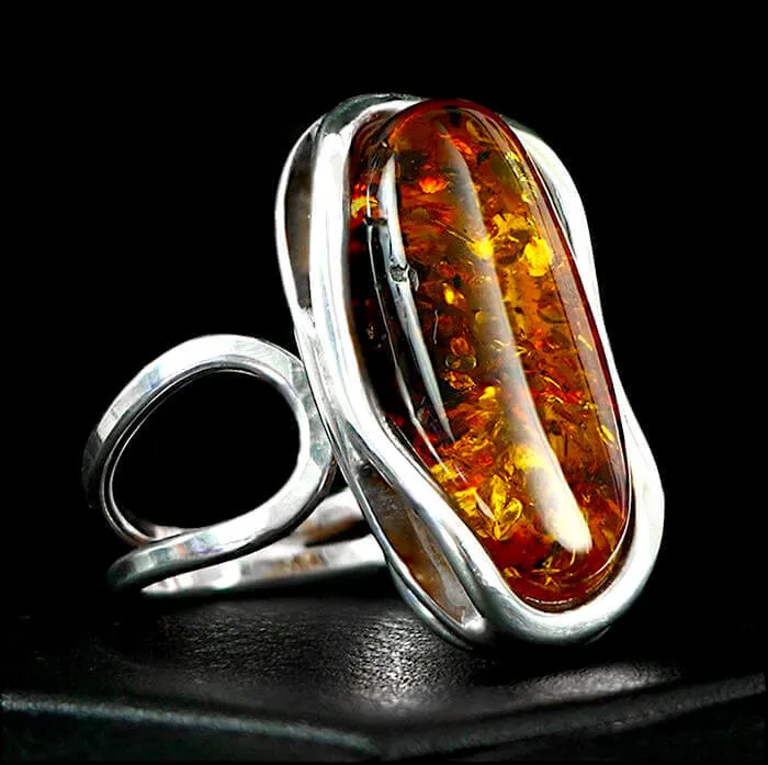 Anello in Ambra Fossile: Un Ponte Tra Passato e Presente.