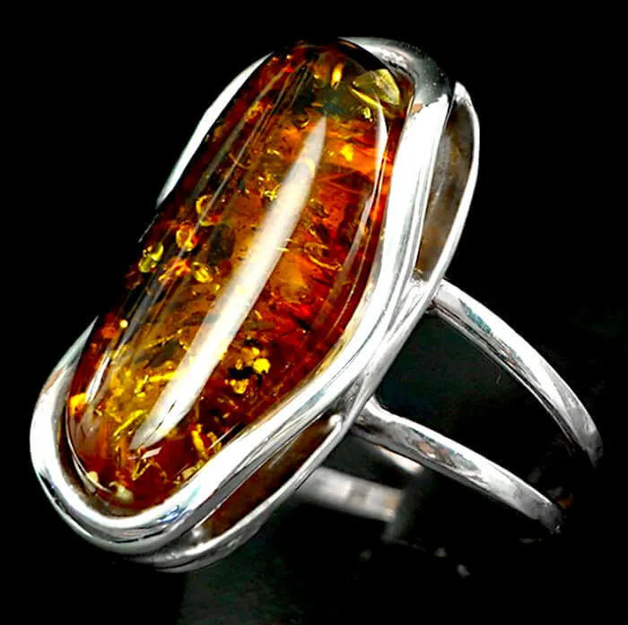 Anello in Ambra Fossile: Un Ponte Tra Passato e Presente.