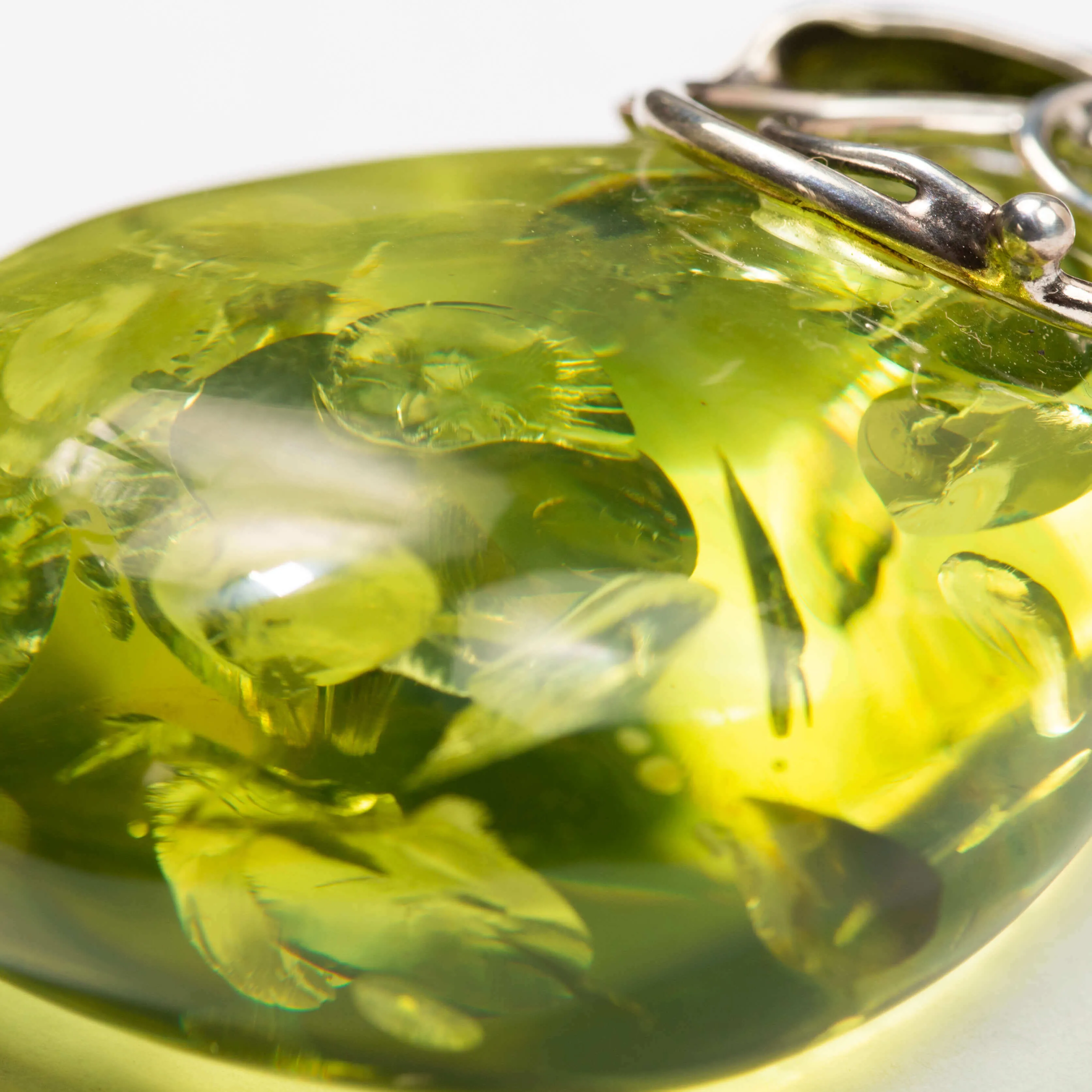 Ciondolo Ambra Verde Caraibica: Un Tesoro di 20 Milioni di Anni.