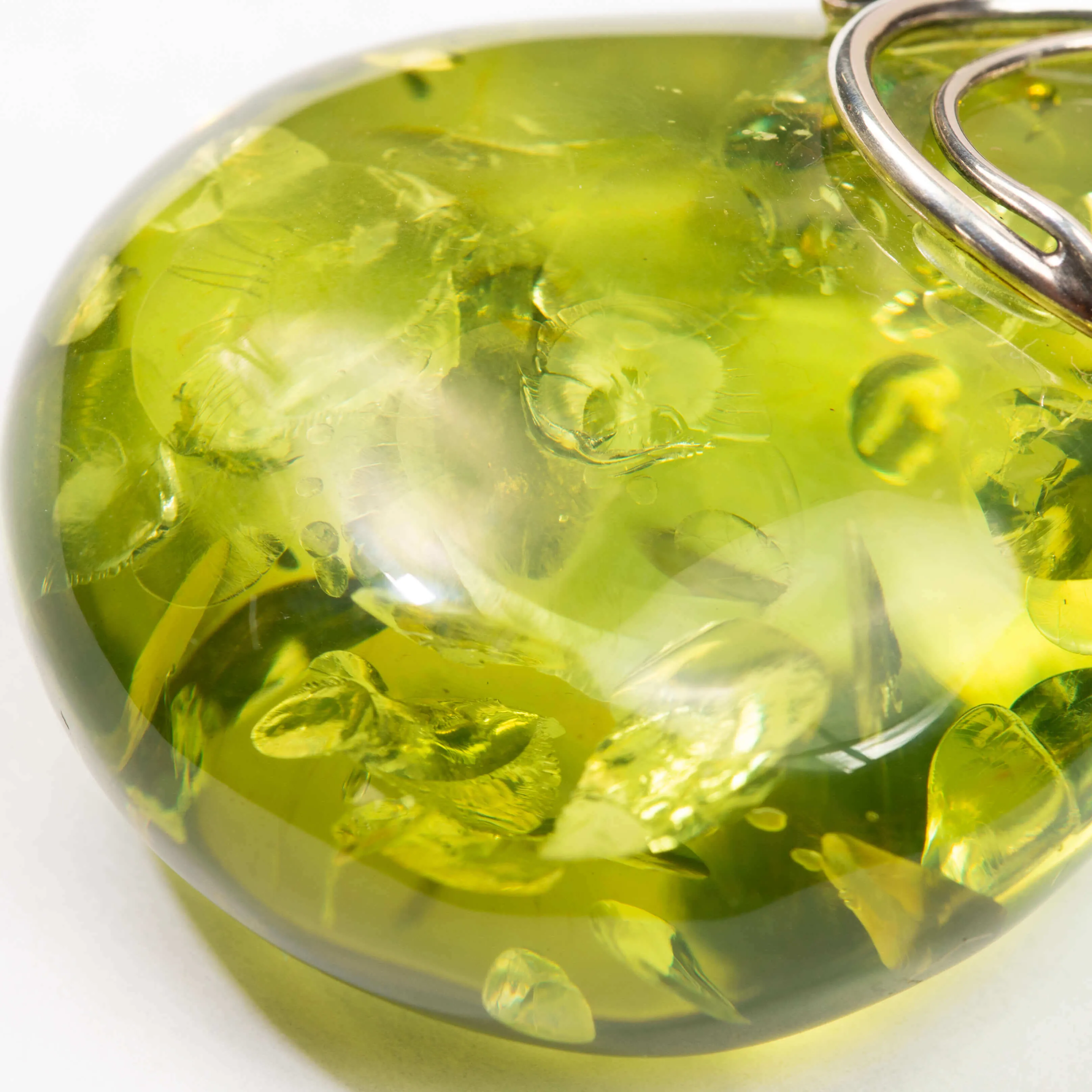 Ciondolo Ambra Verde Caraibica: Un Tesoro di 20 Milioni di Anni.
