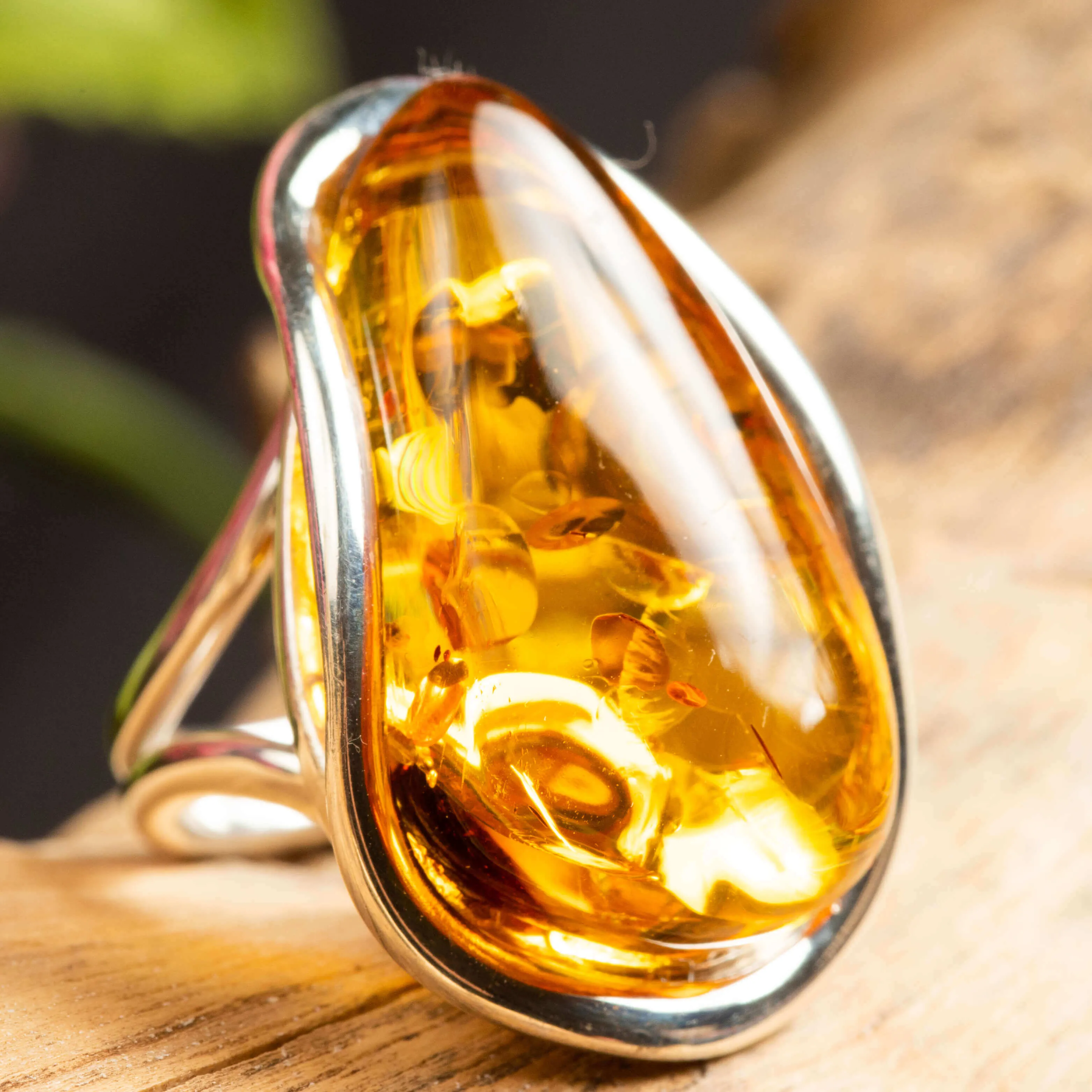 Anello d'argento con bellissima ambra baltica.