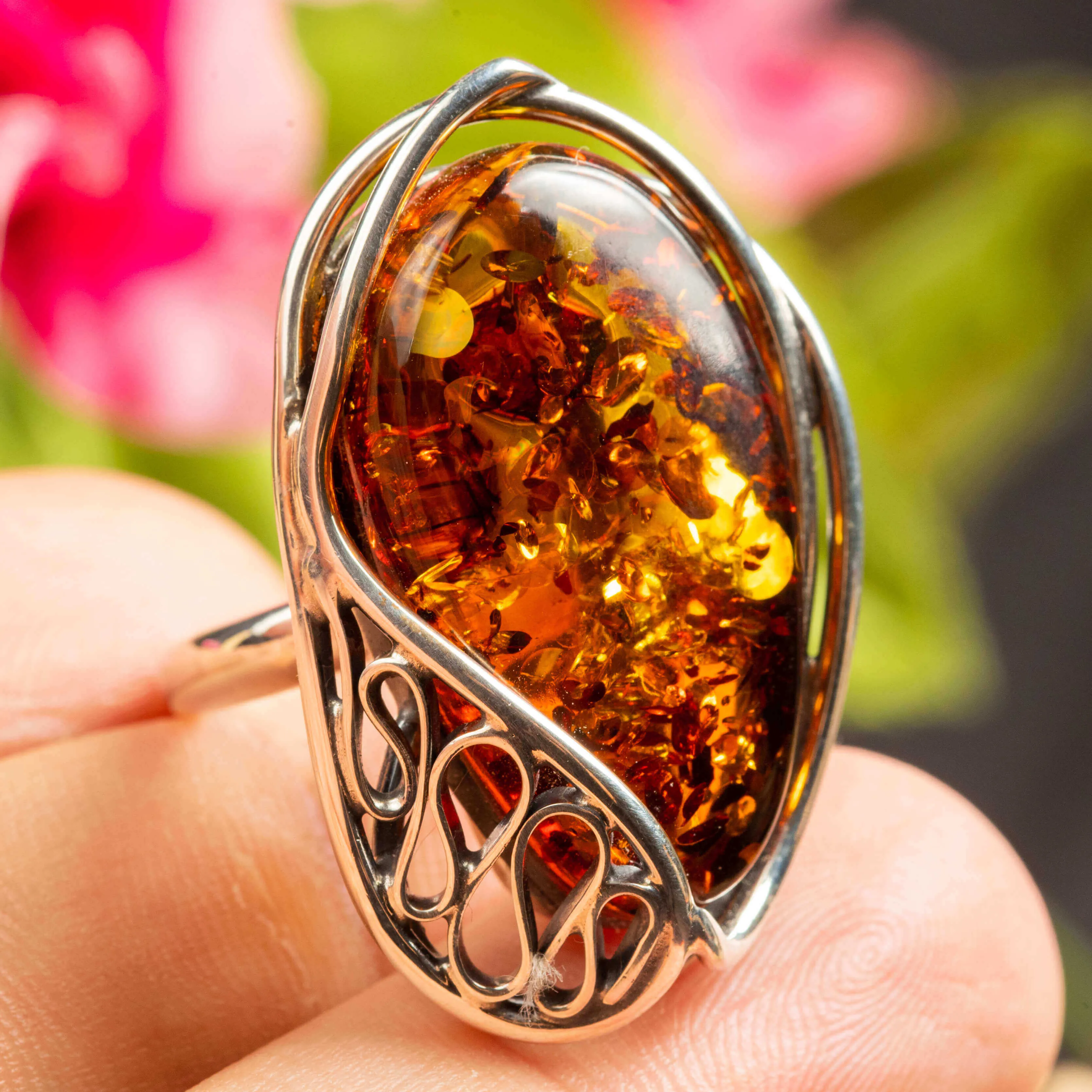 Incantevole anello d'argento con ambra baltica.