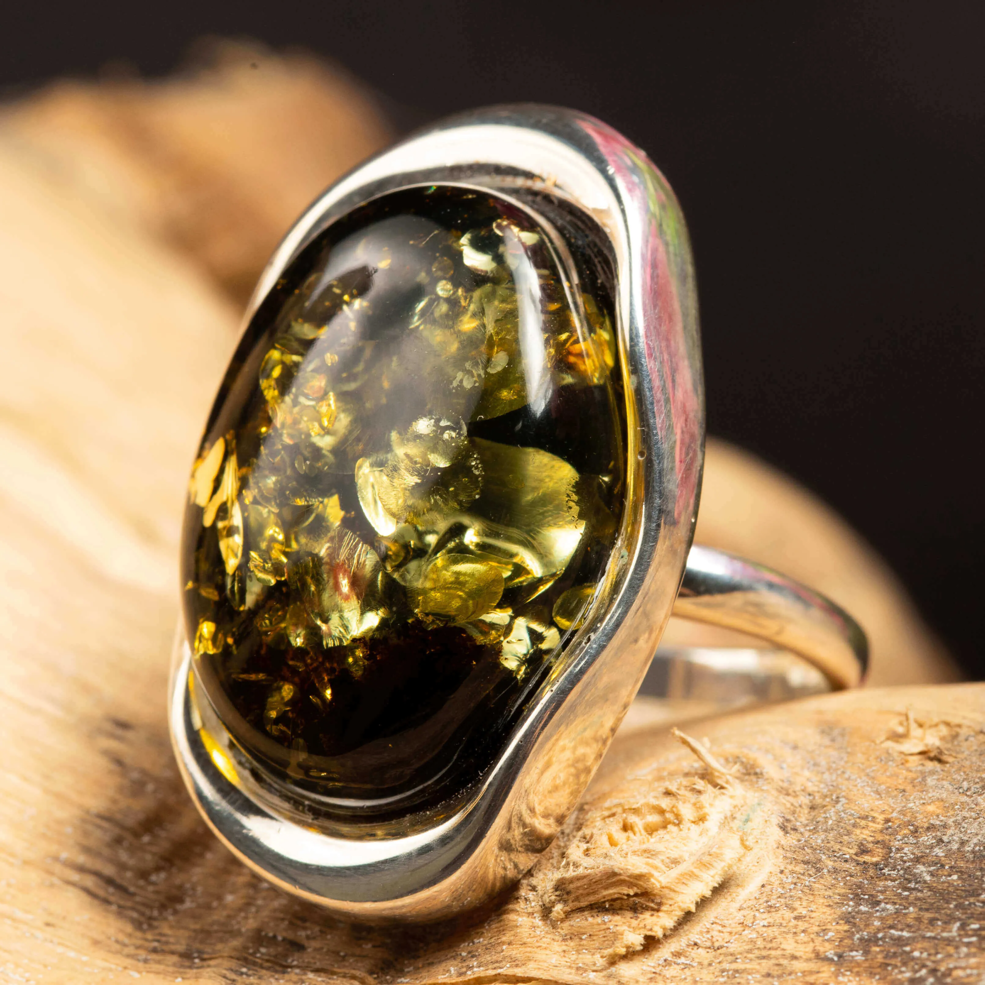 Anello d'argento con gemma d'ambra.