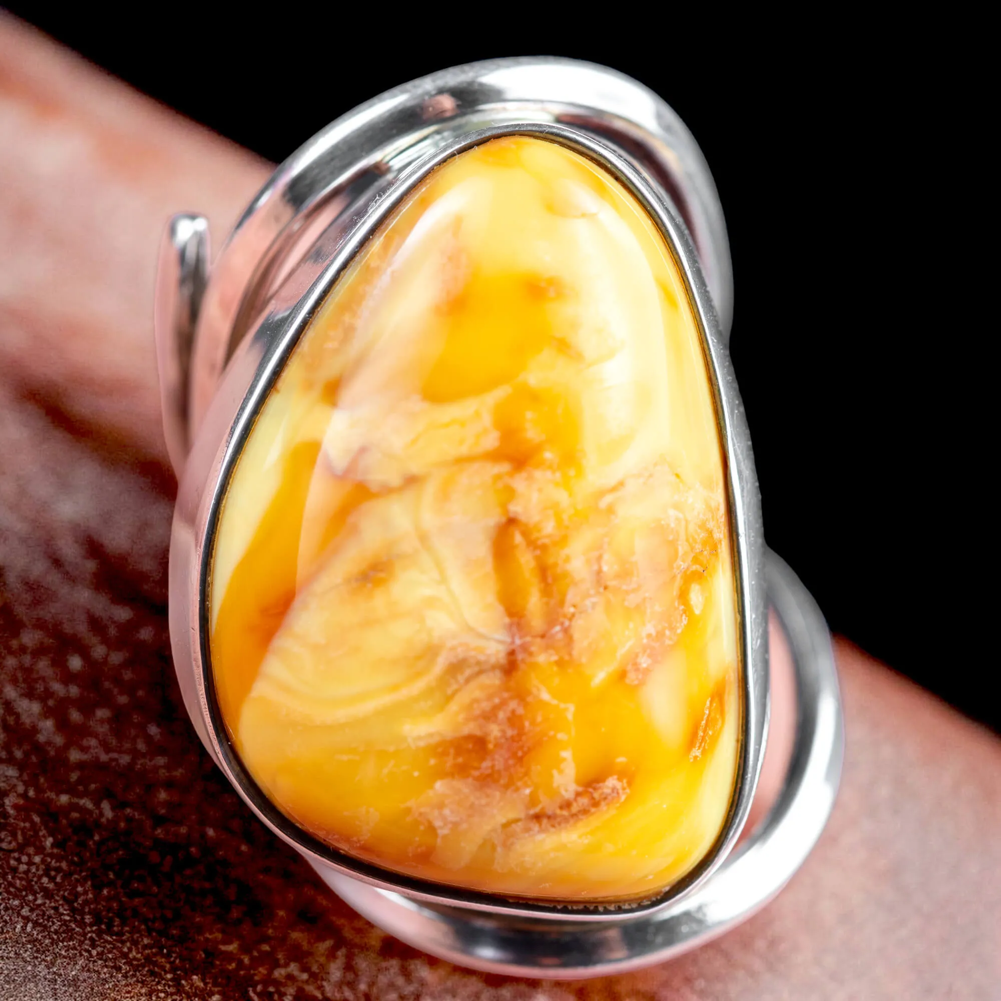 Anello in Argento con Ambra Baltica Color Miele Caramello.