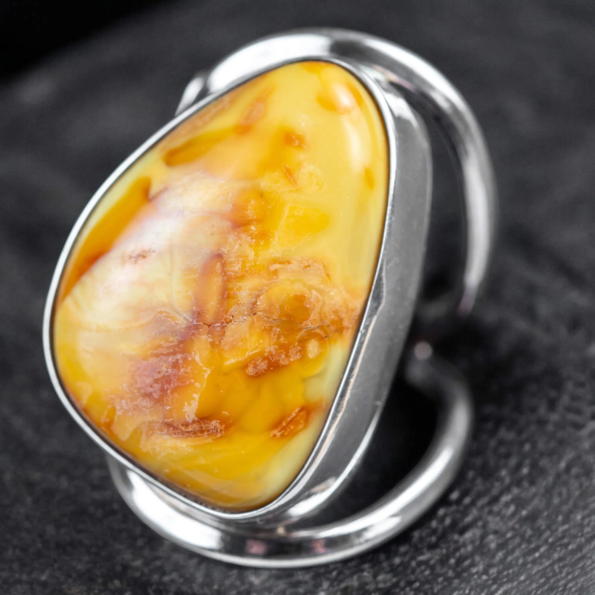 Anello in Argento con Ambra Baltica Color Miele Caramello.