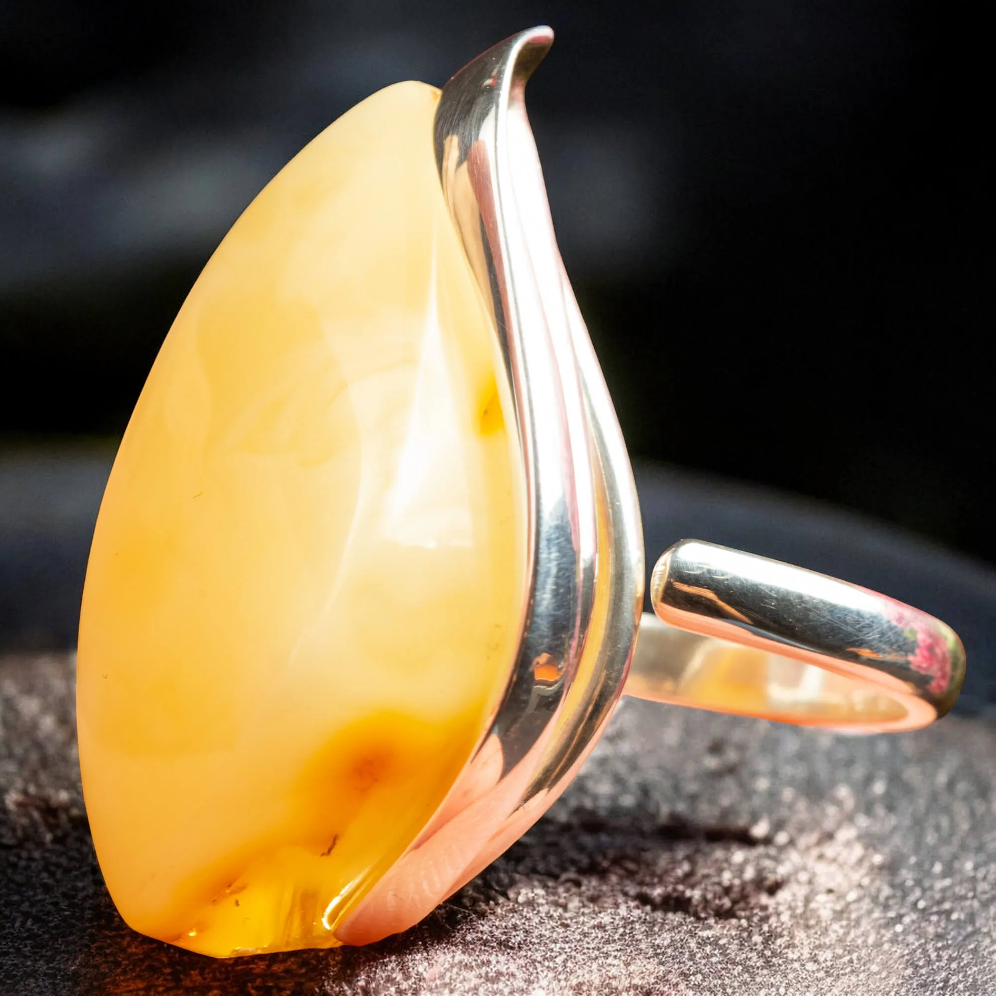 Anello in Argento con Ambra Gialla – Design Unico e Raffinato.