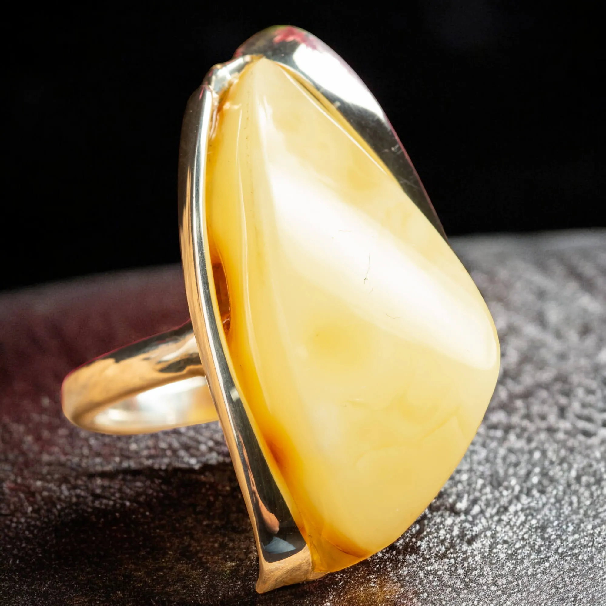 Anello in Argento con Ambra Gialla – Design Unico e Raffinato.