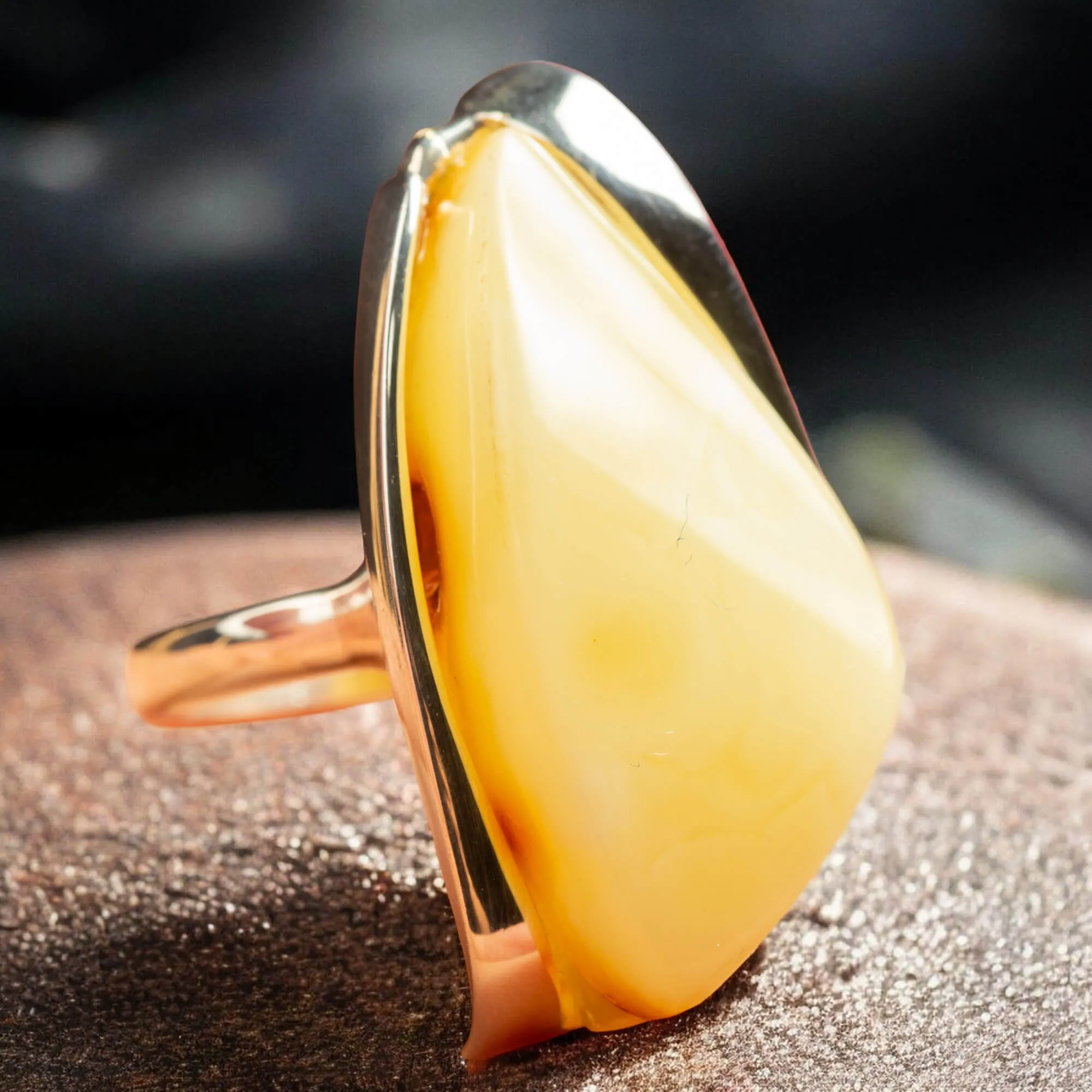 Anello in Argento con Ambra Gialla – Design Unico e Raffinato.