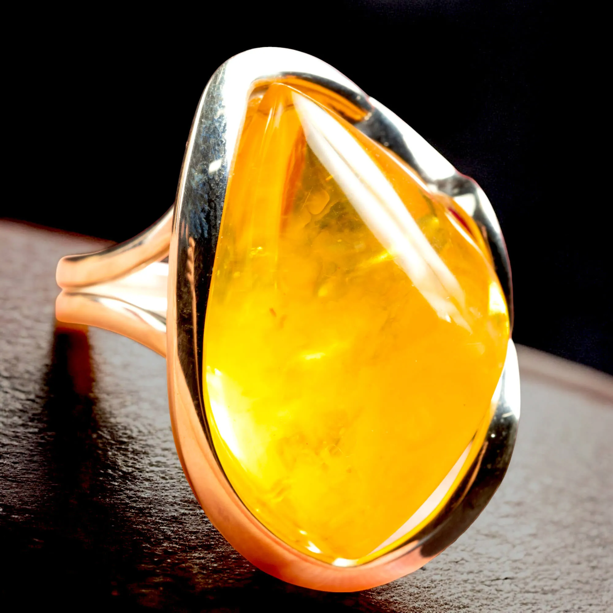 Anello in Argento con Ambra Gialla – Design Elegante e Moderno.