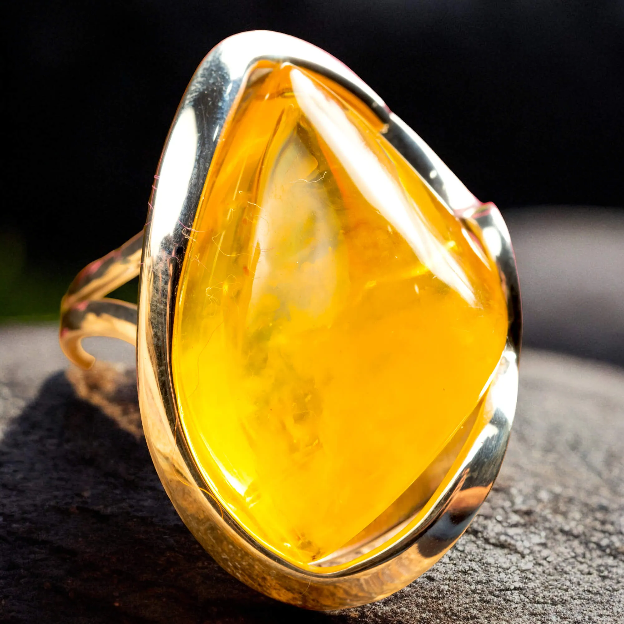 Anello in Argento con Ambra Gialla – Design Elegante e Moderno.