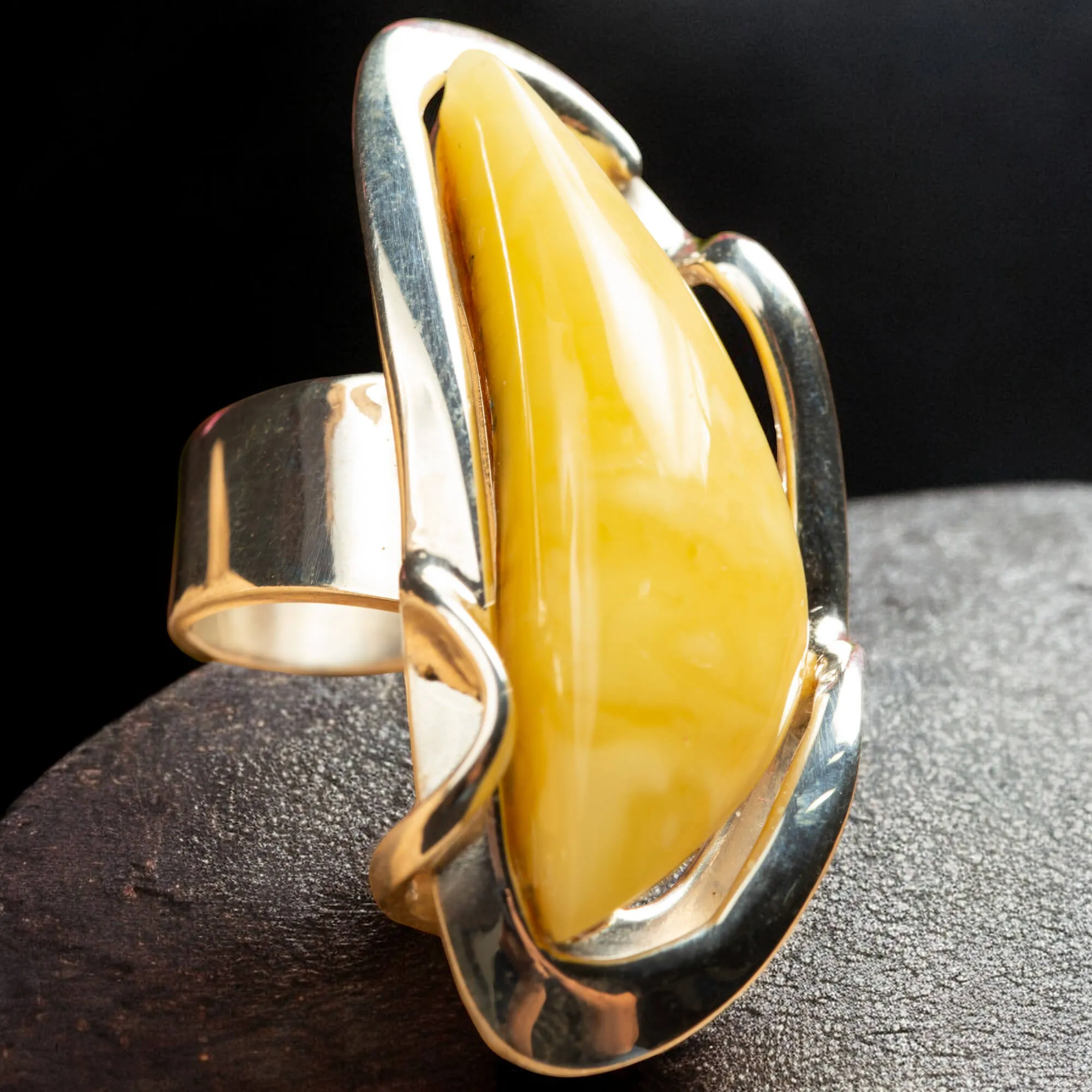 Anello in Argento con Ambra Fossile del Mar Baltico.
