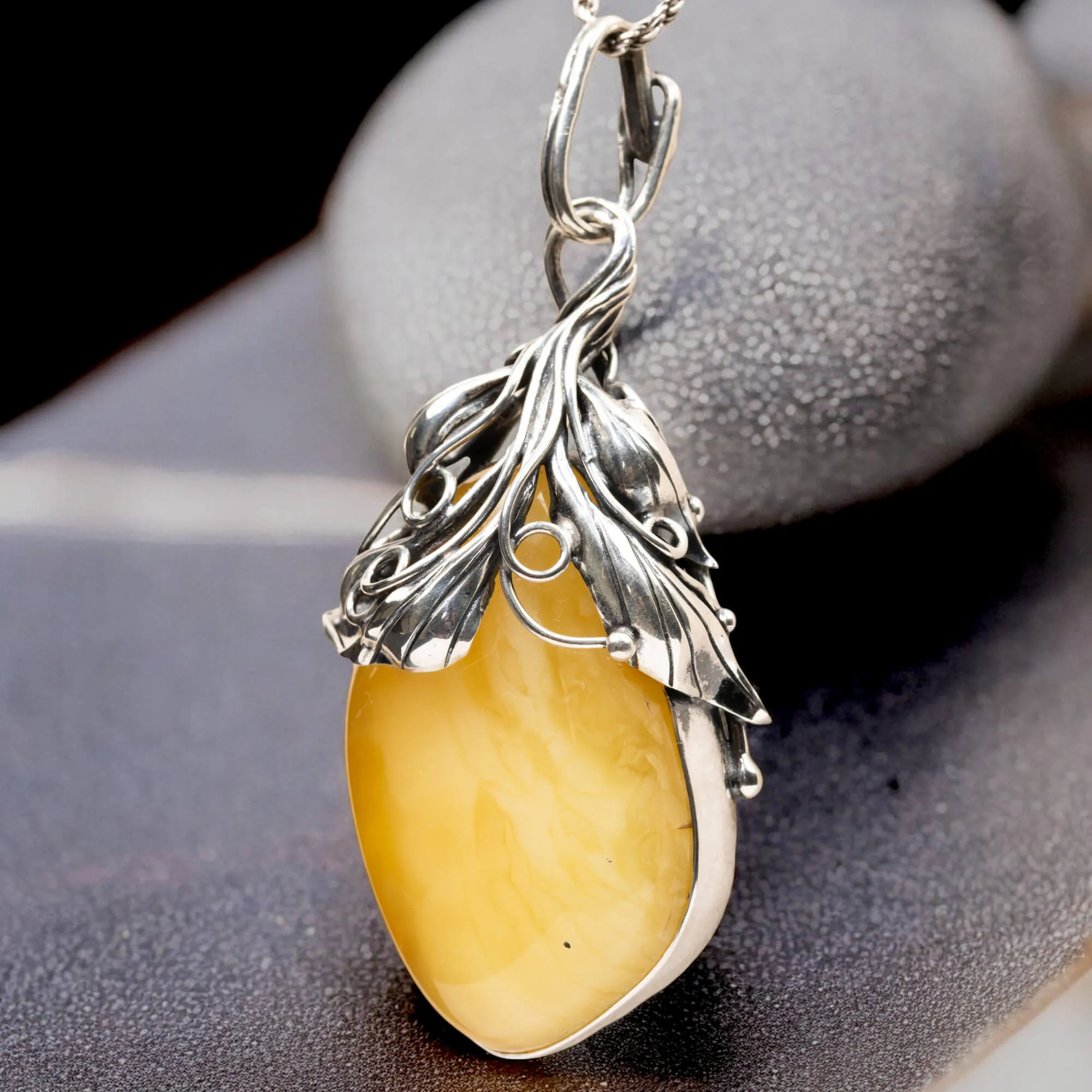 Ciondolo in Ambra Baltica Giallo Miele con Finiture a Motivi Floreali.