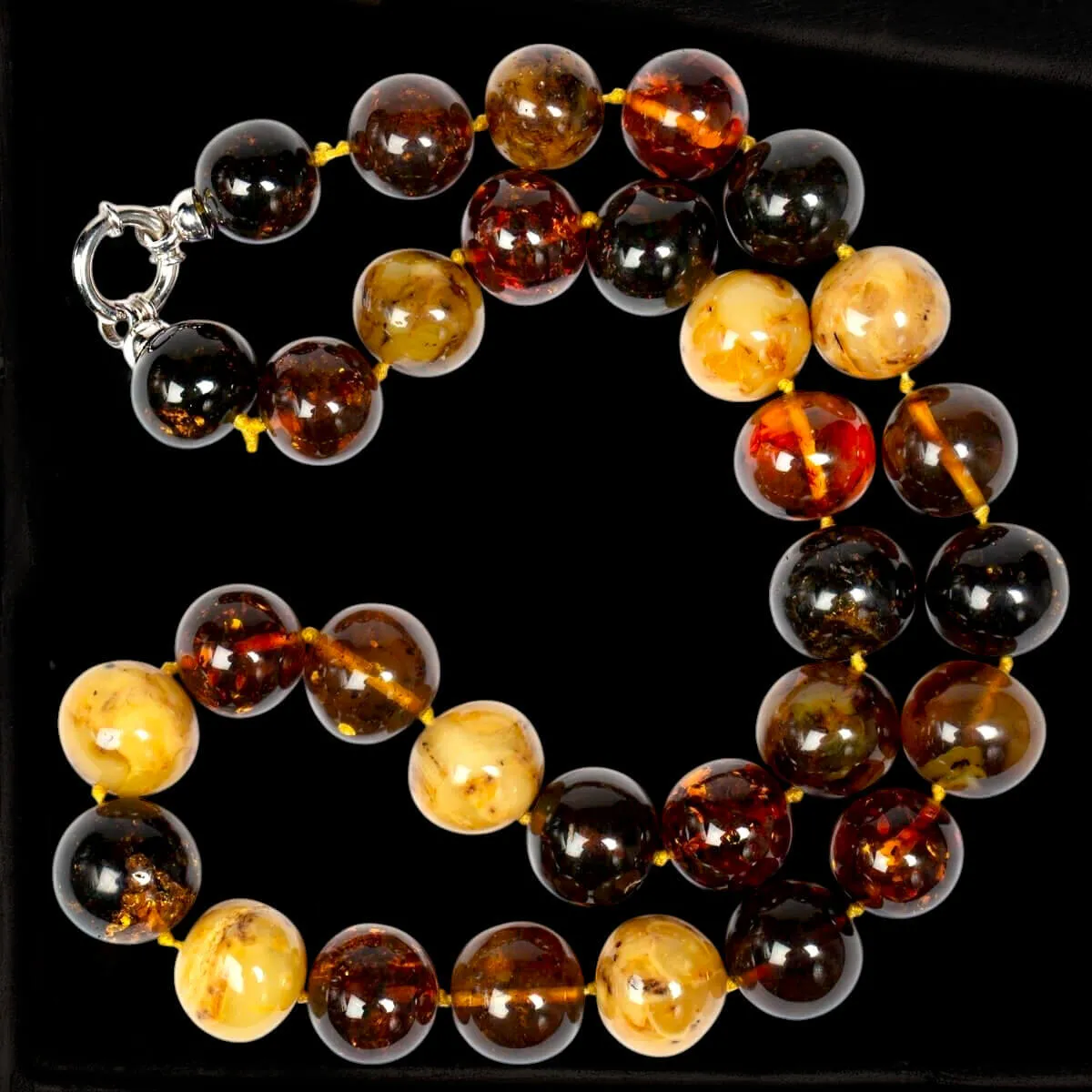 Collier in Ambra Baltica Naturale.