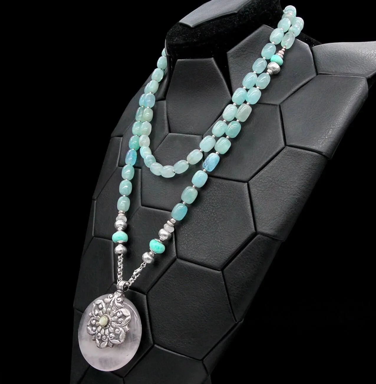 Raffinata Collana con Pietre Antiche di : Acquamarina e Larimar e Quarzo