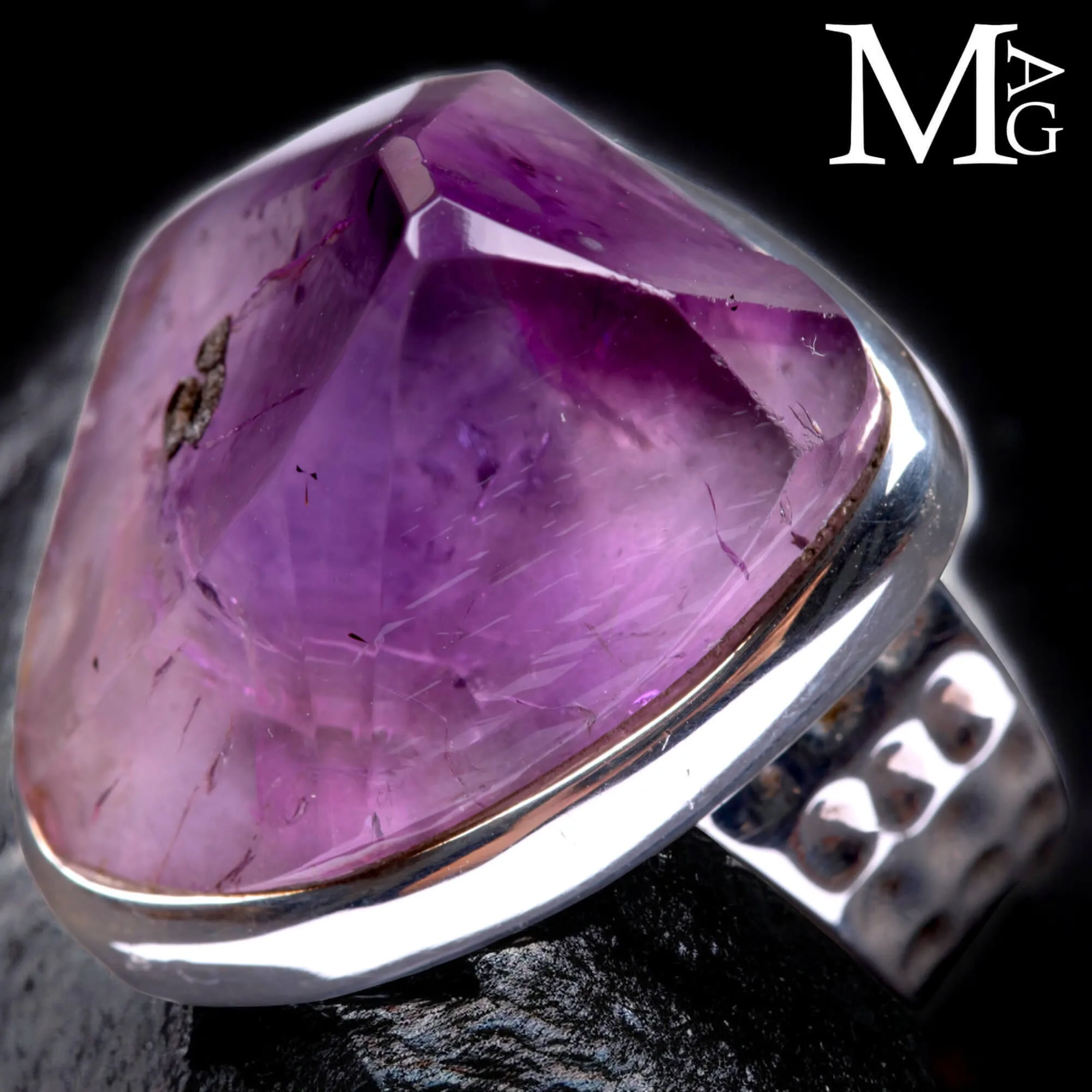 Anello con ametista naturale.