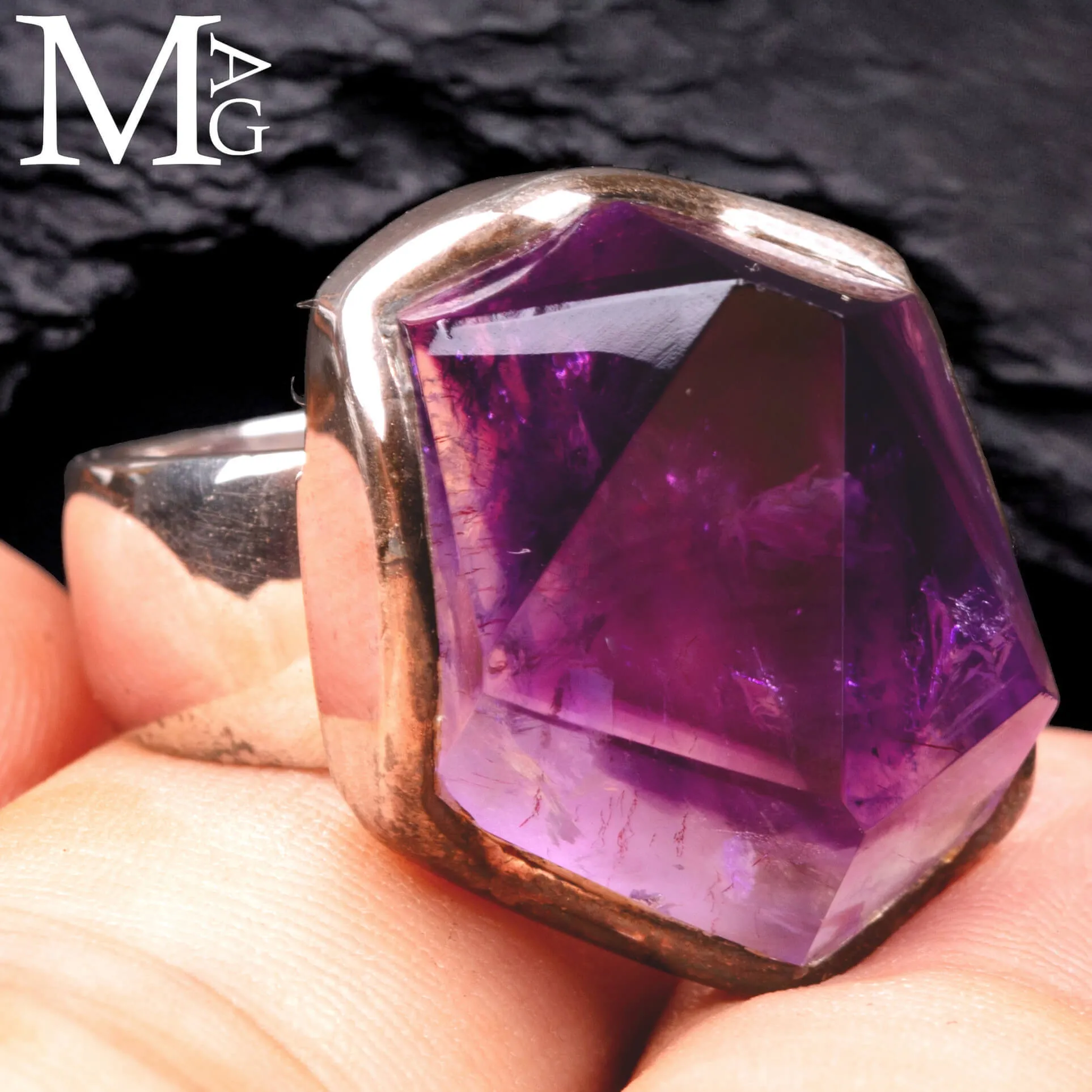 Anello con ametista naturale boliviana.