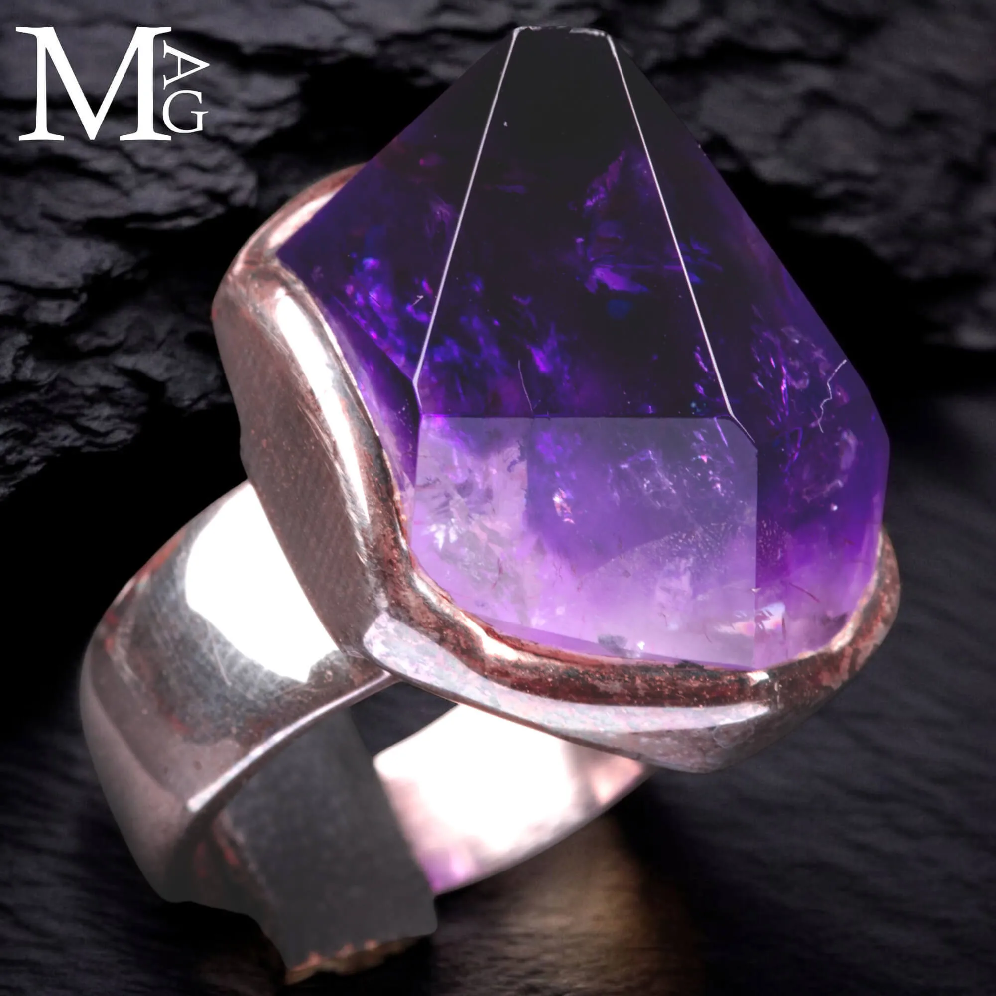Anello con ametista naturale boliviana.