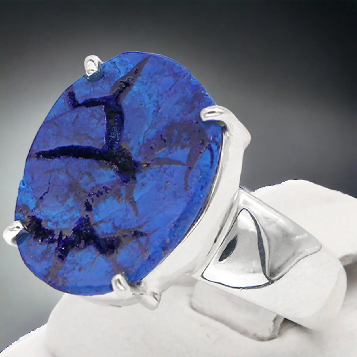 Anello Azurite: Un Geode di Blu Intenso.