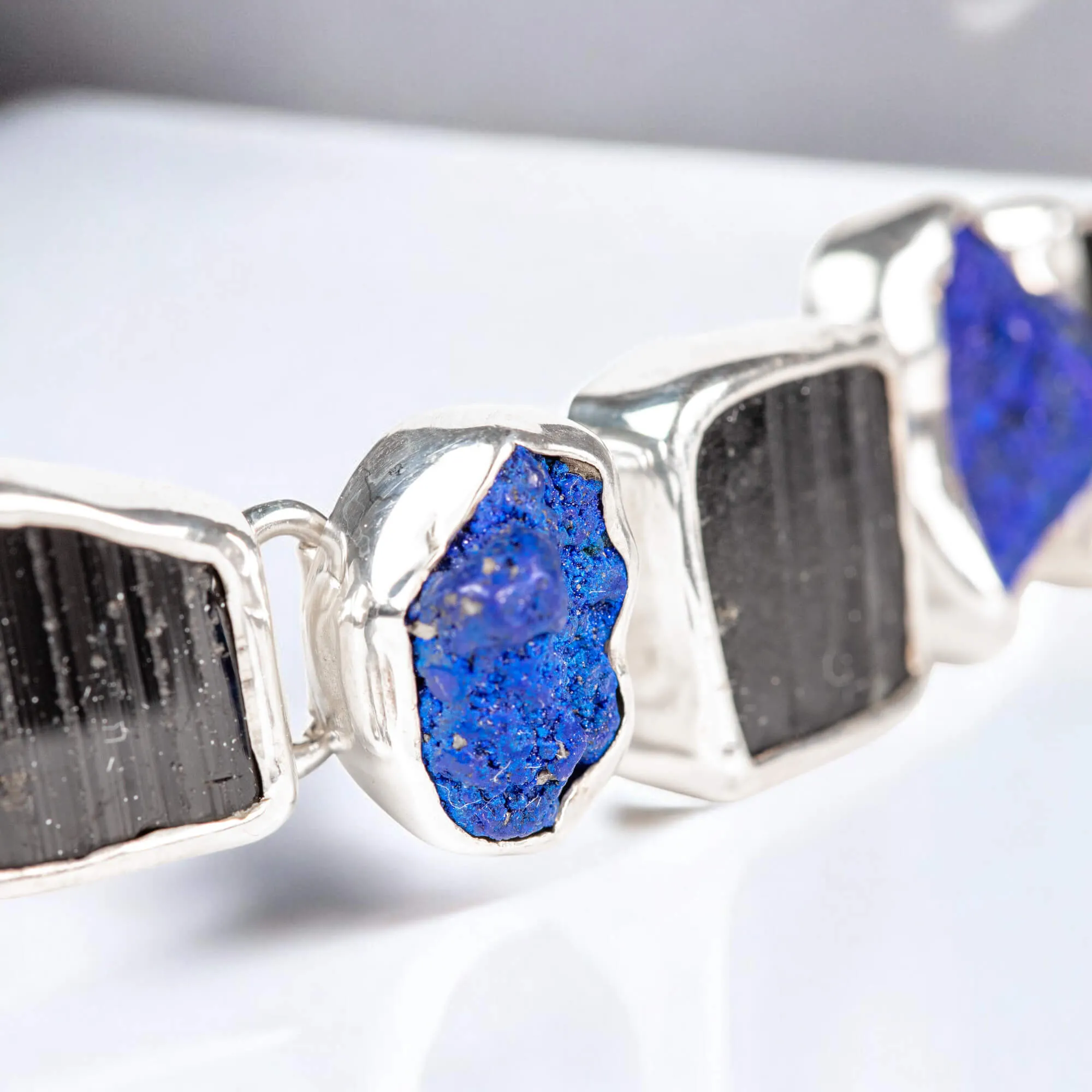 Bracciale in Argento con Azzurrite dei Monti Urali e Tormalina Nera.
