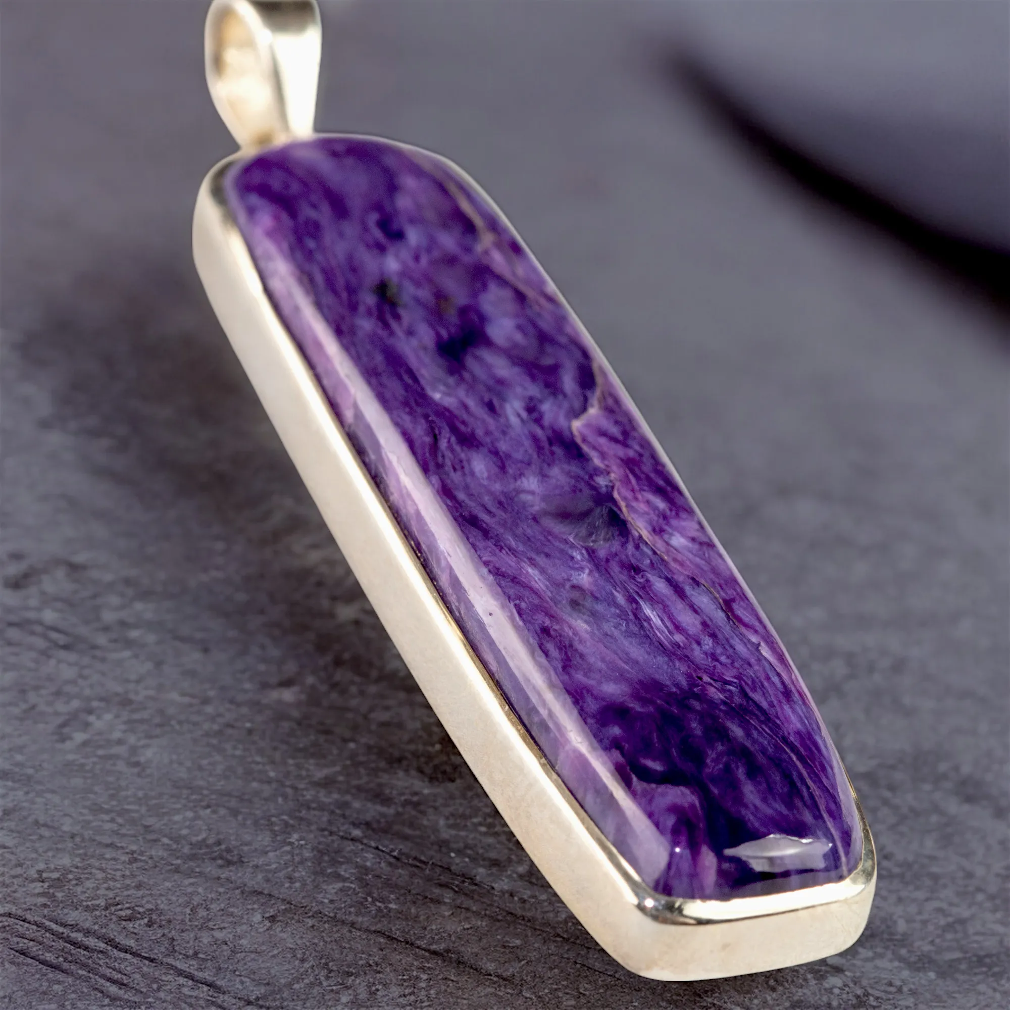 Gioiello di Trasformazione: Ciondolo in Argento con Charoite.