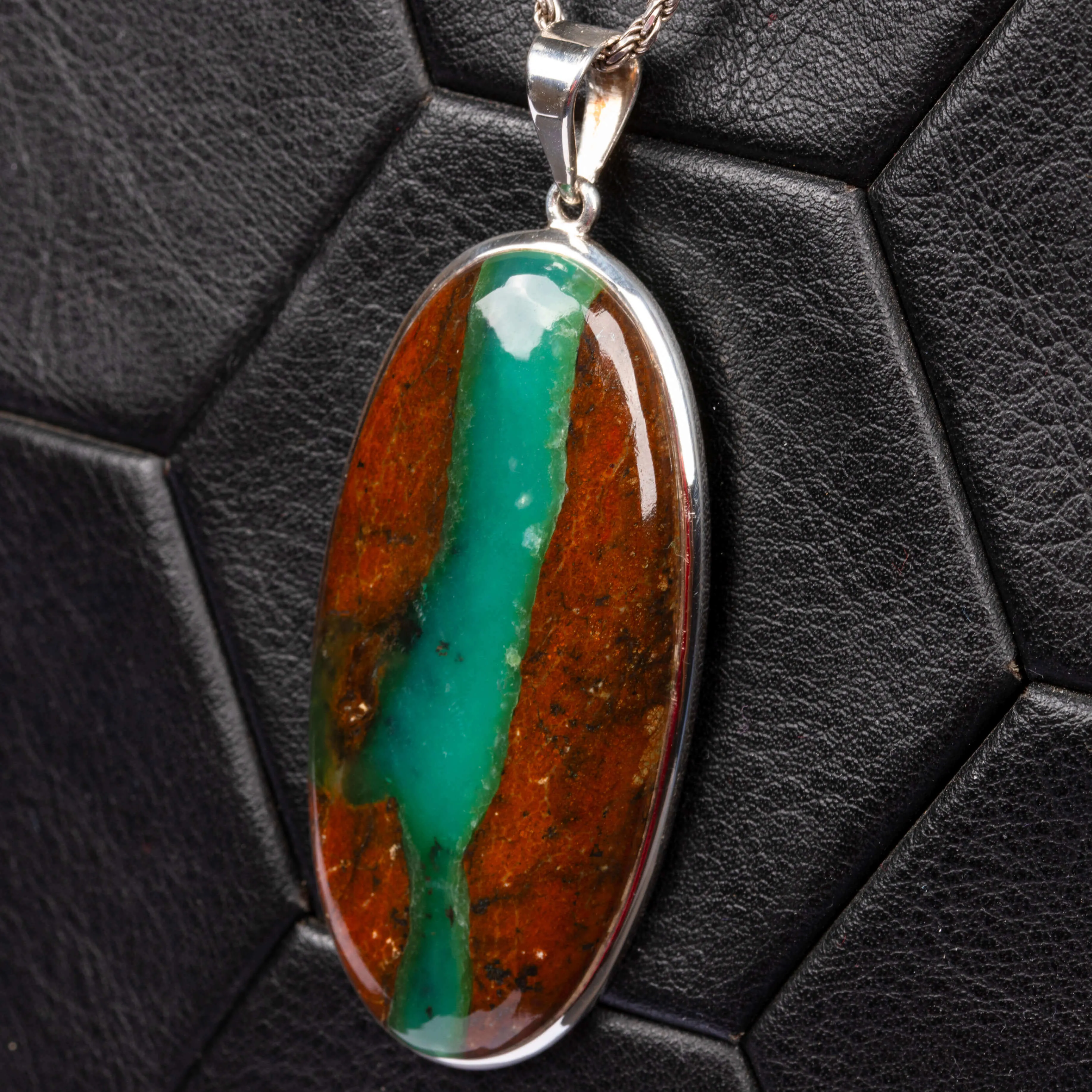 Ciondolo con Cabochon di Boulder Chrysoprase.