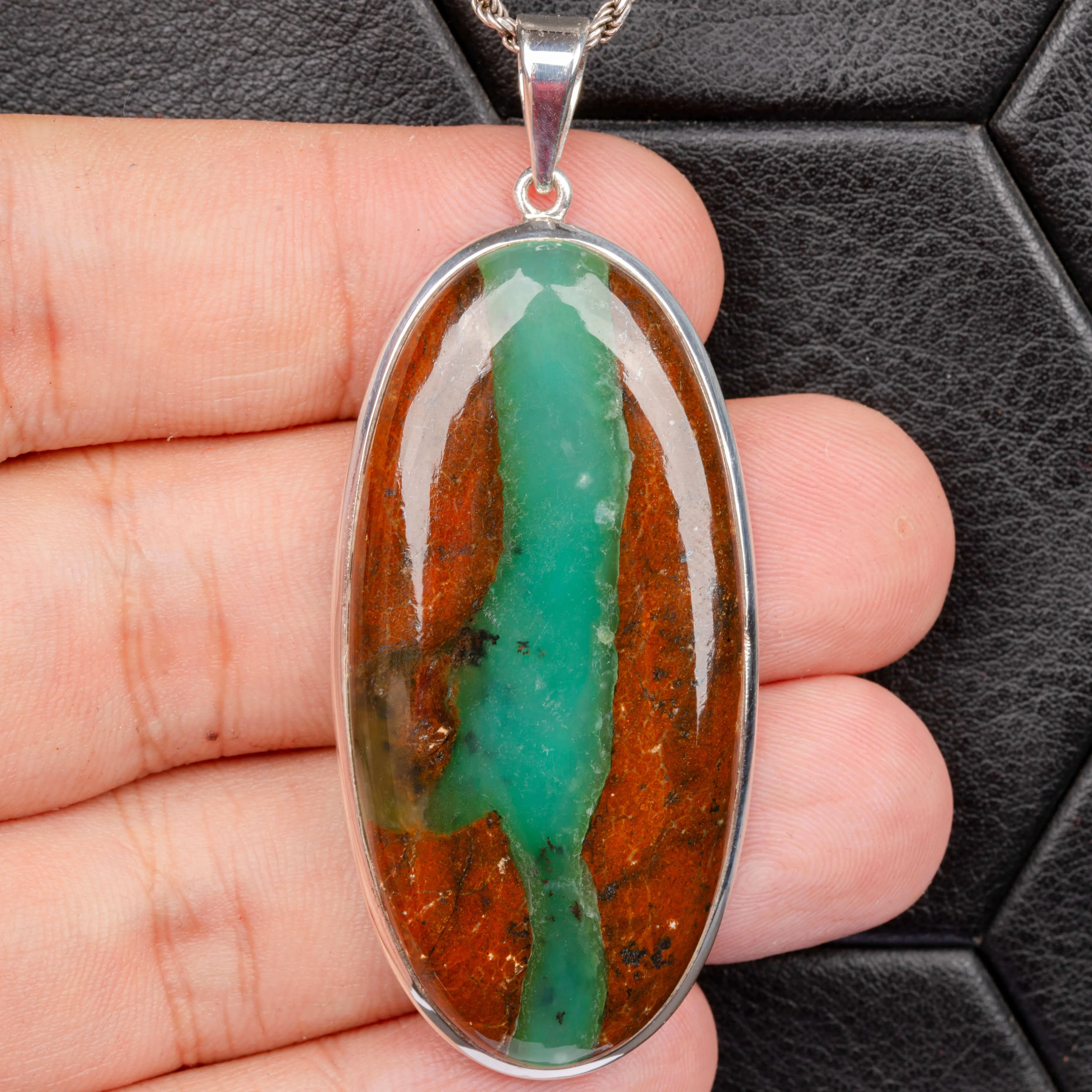 Ciondolo con Cabochon di Boulder Chrysoprase.