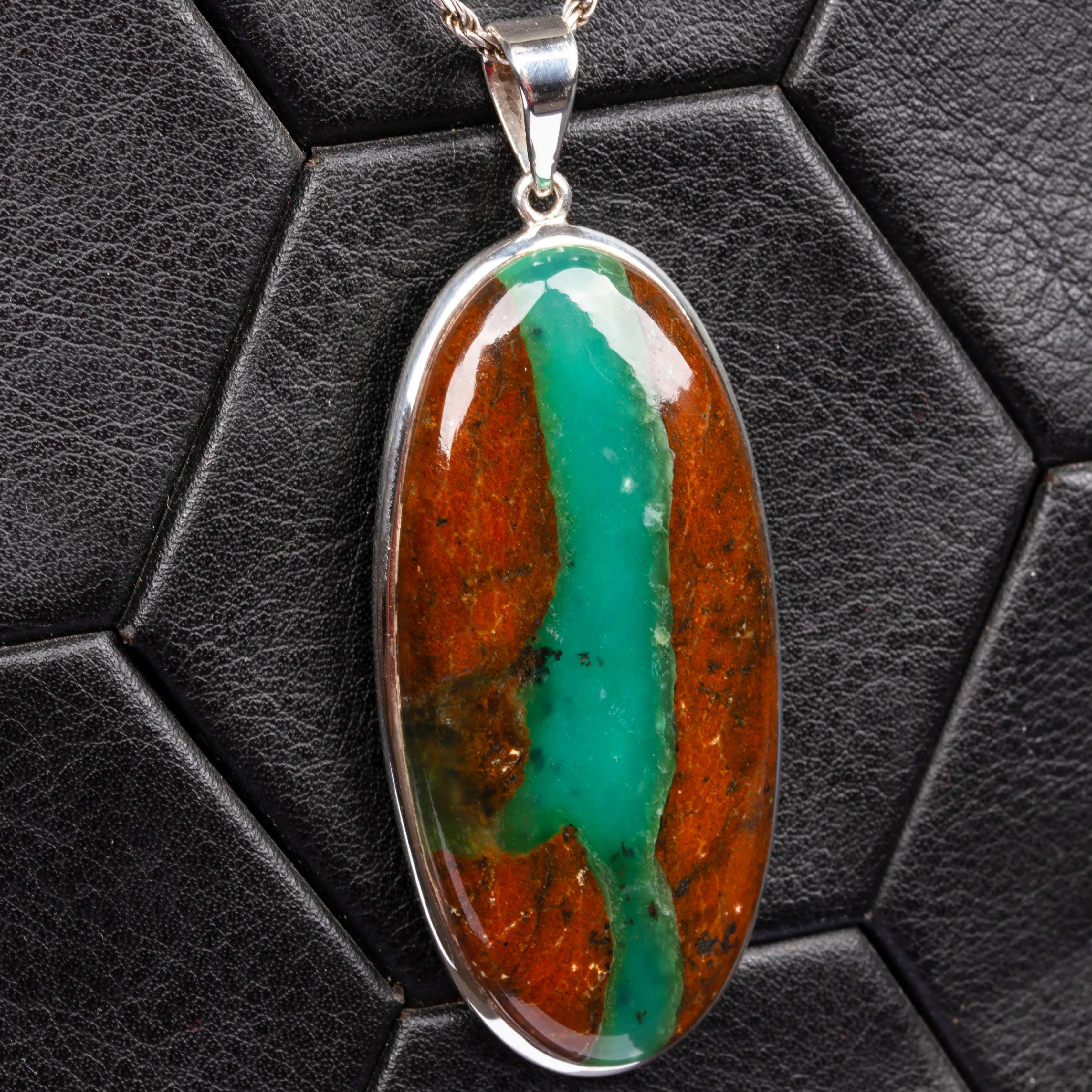 Ciondolo con Cabochon di Boulder Chrysoprase.