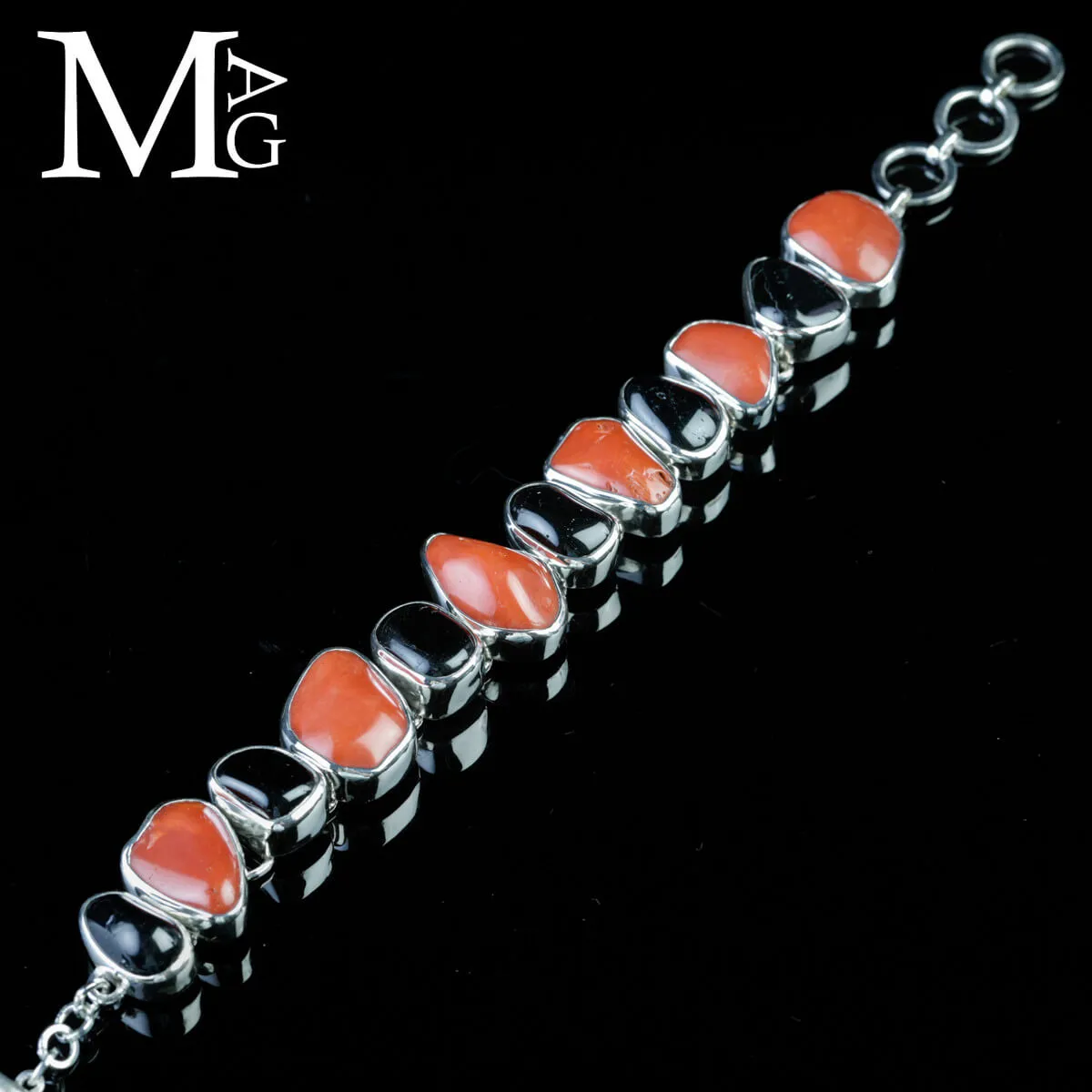 Bracciale in argento con corallo rosso e tormalina nera.